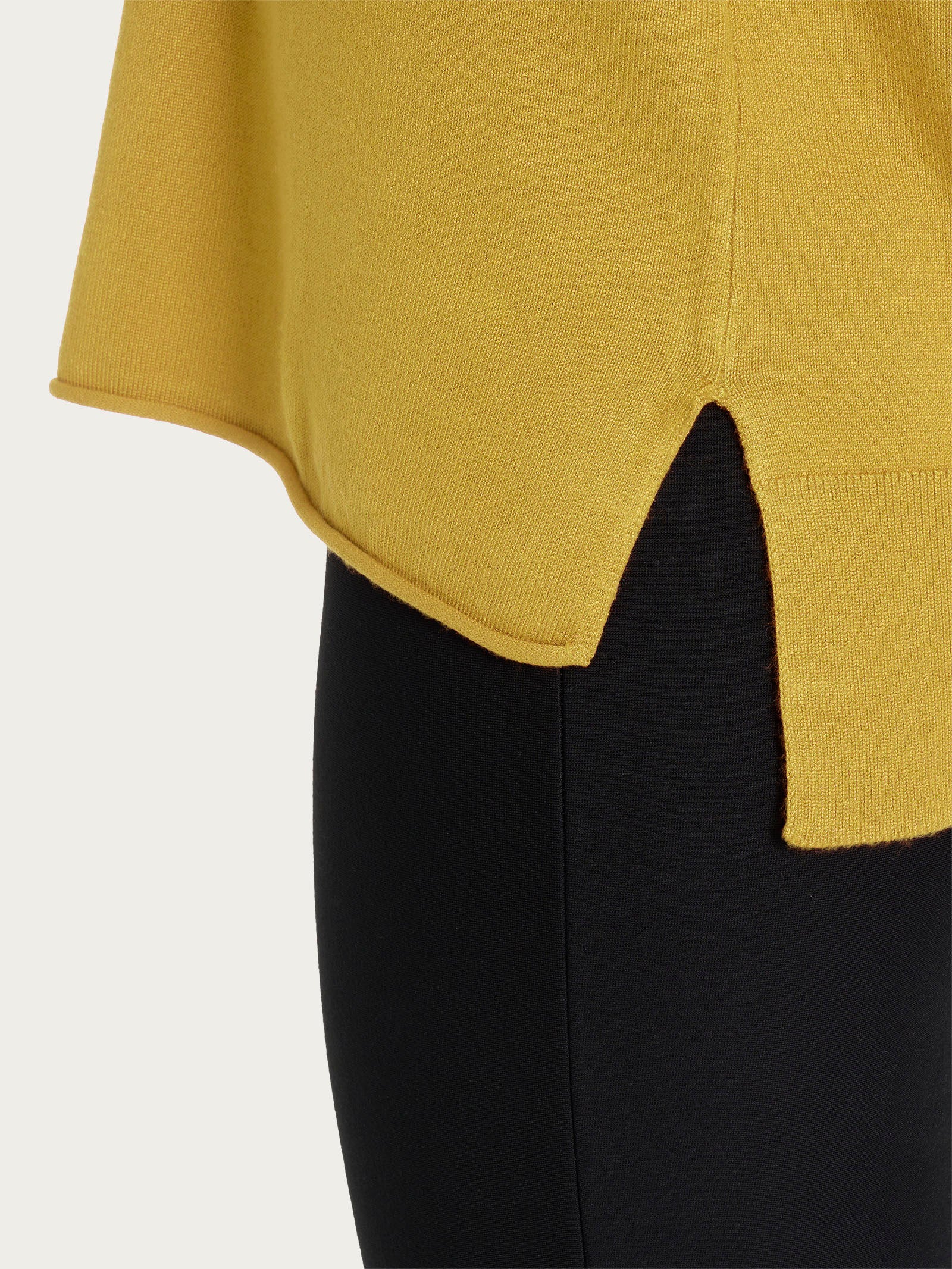 Maglia asimmetrica con girocollo Four Seasons - Oil Yellow - Image 3