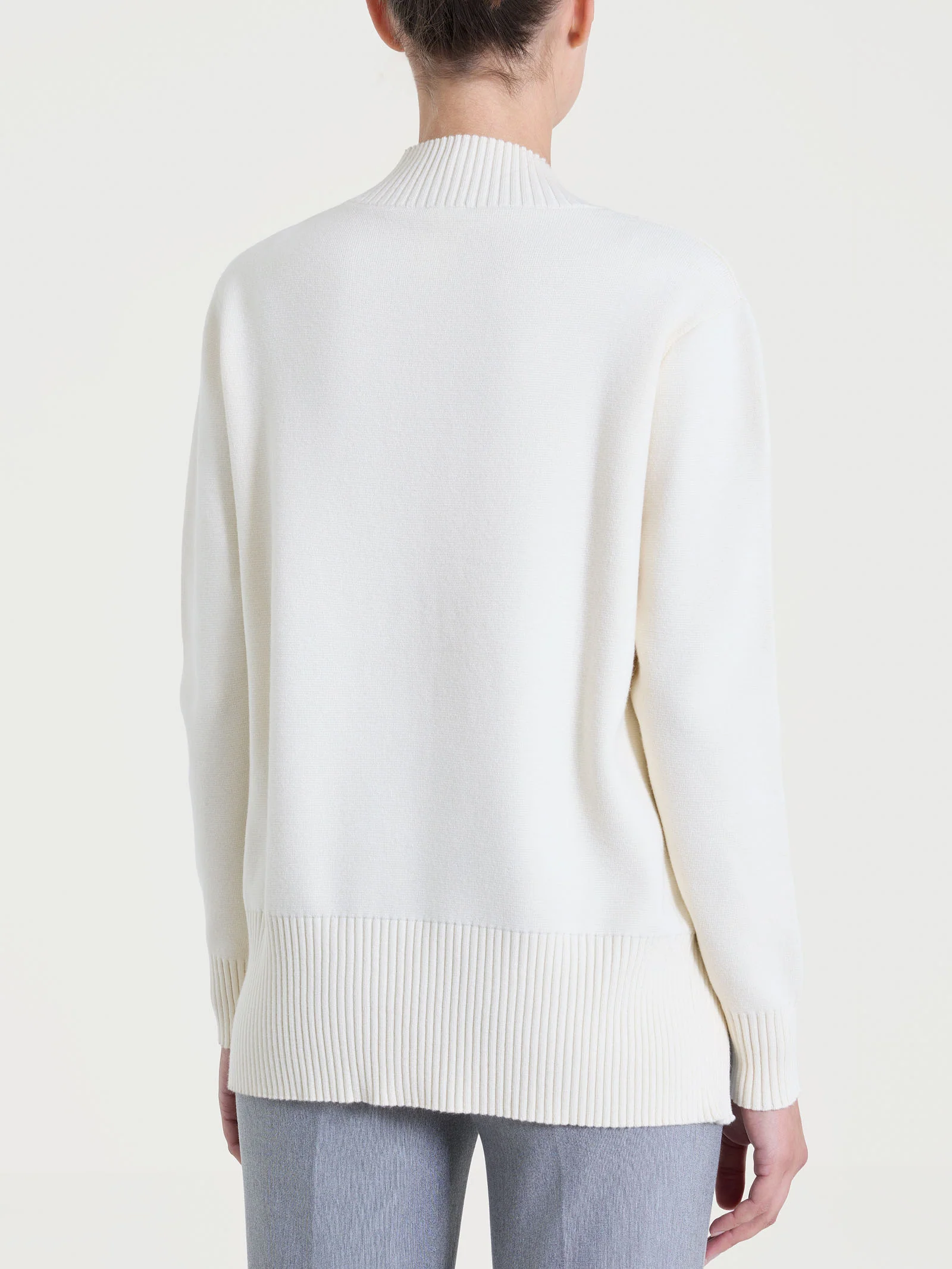 Maglia asimmetrica con scollo a V in Super Soft - Avorio - Image 2