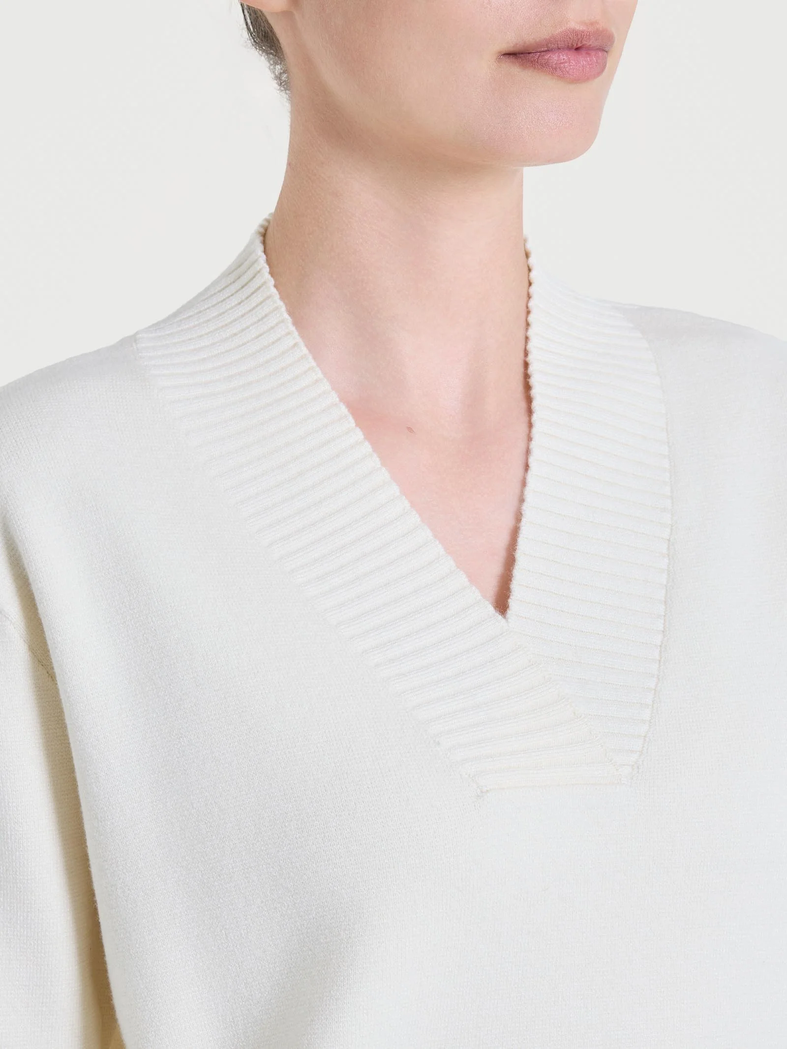 Maglia asimmetrica con scollo a V in Super Soft - Avorio - Image 4