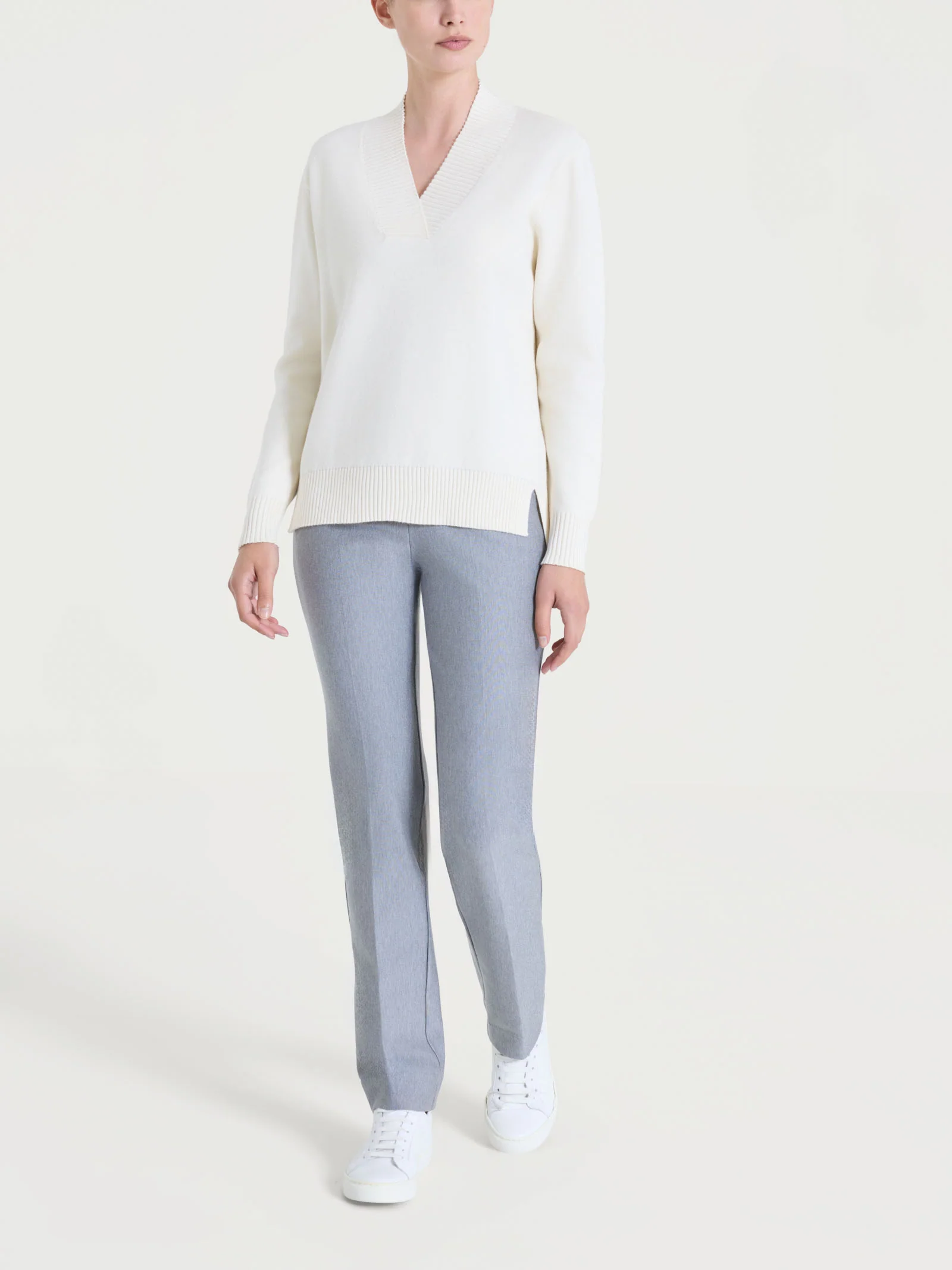 Maglia asimmetrica con scollo a V in Super Soft - Avorio - Image 5