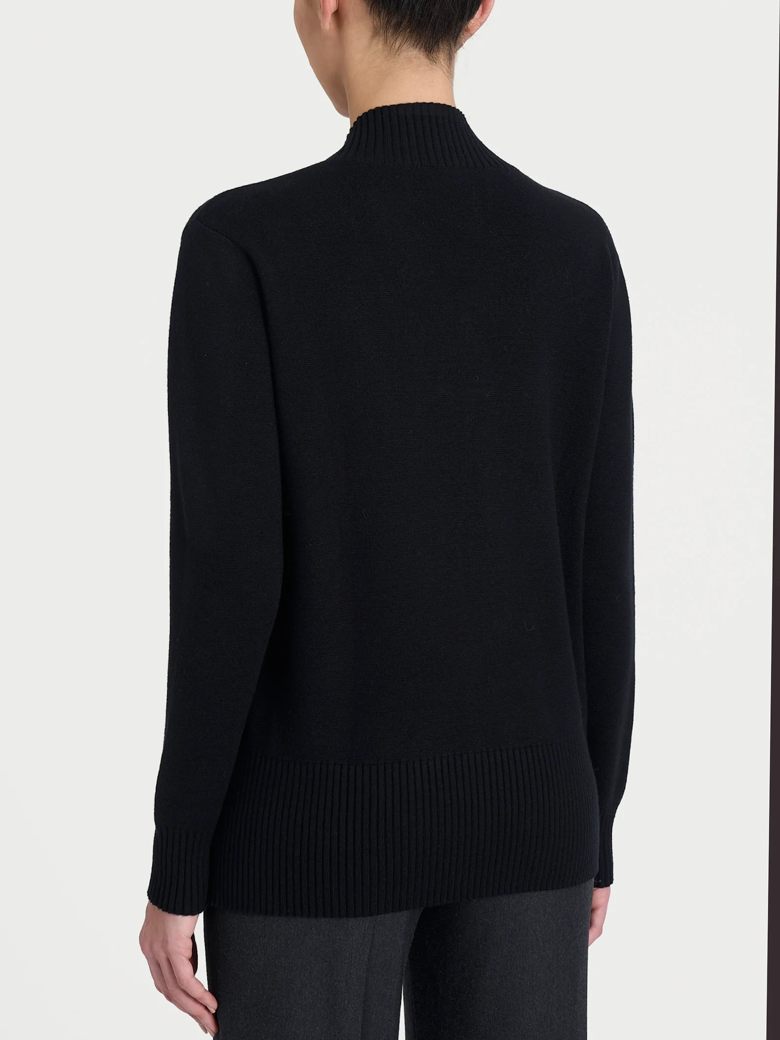 Maglia asimmetrica con scollo a V in Super Soft - Nero - Image 2