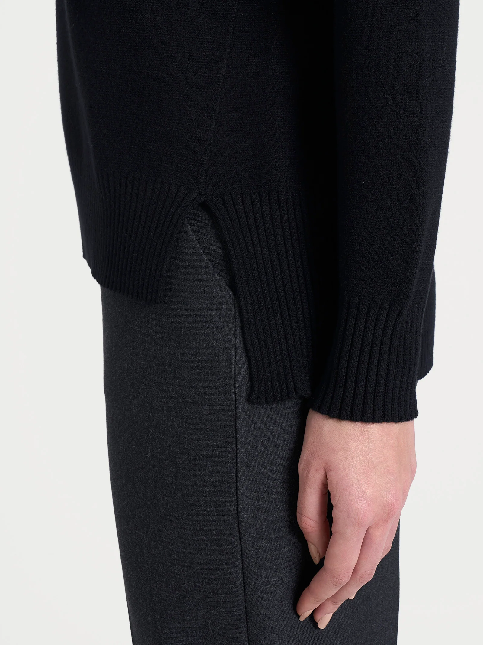 Maglia asimmetrica con scollo a V in Super Soft - Nero - Image 3