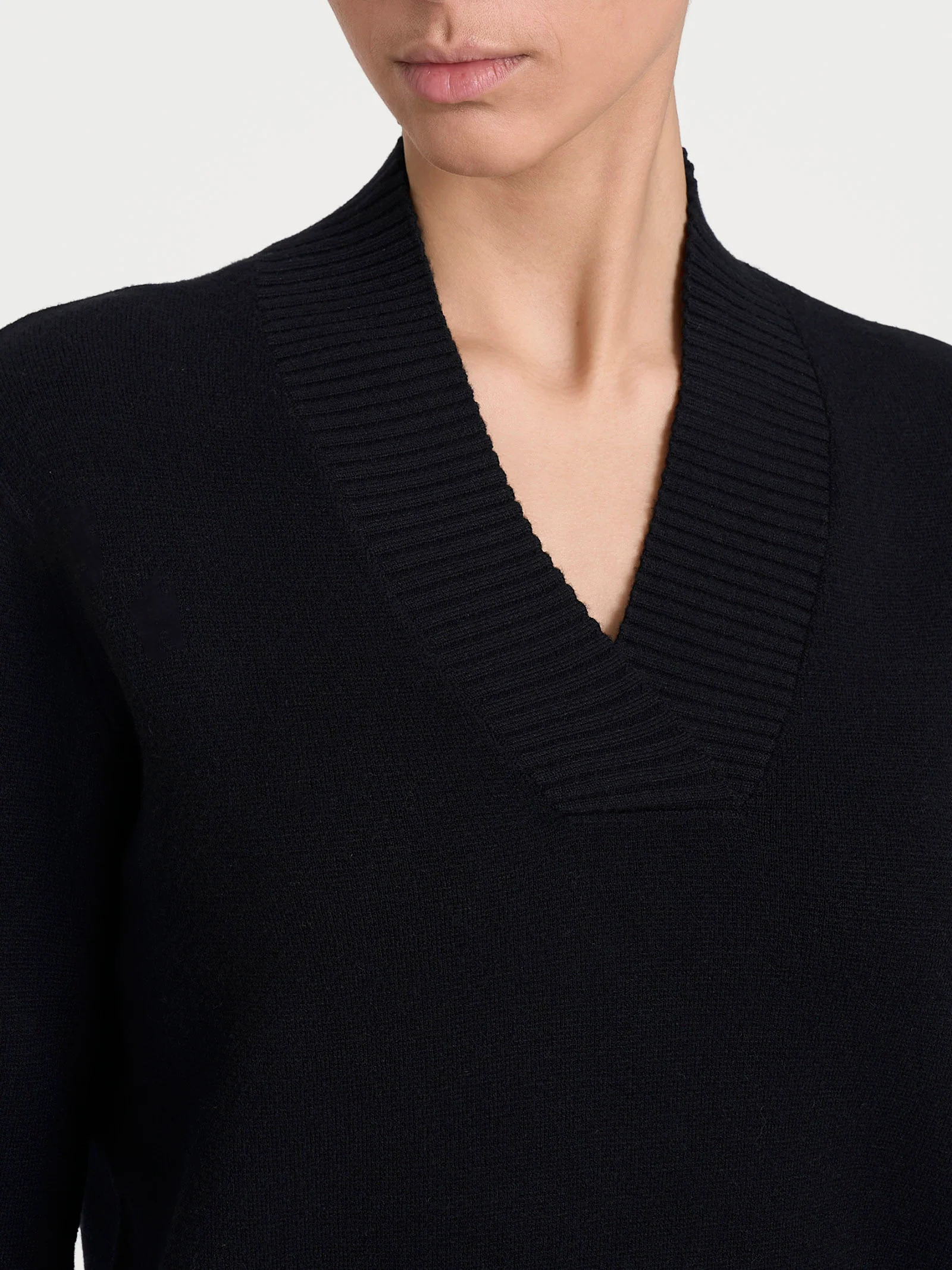 Maglia asimmetrica con scollo a V in Super Soft - Nero - Image 4