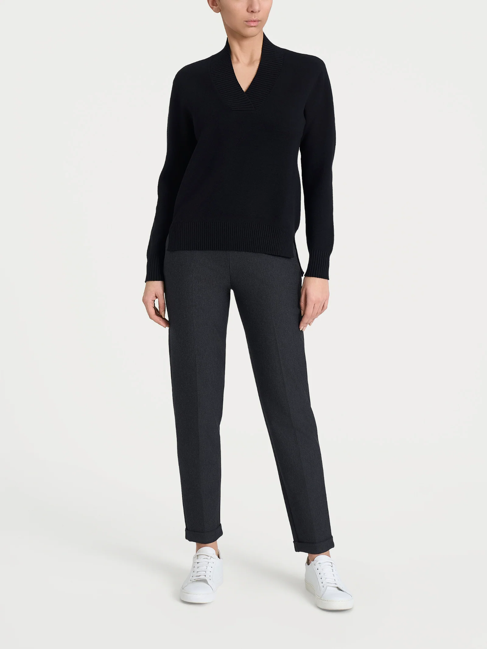 Maglia asimmetrica con scollo a V in Super Soft - Nero - Image 5