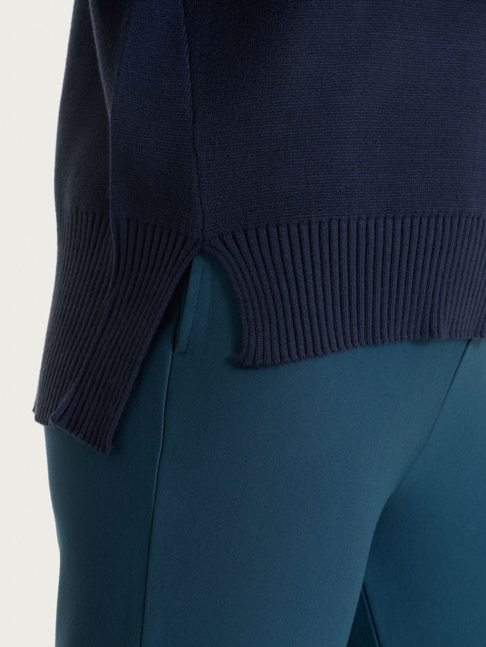 Maglia asimmetrica con scollo a V in Super Soft - Bleu - Image 3