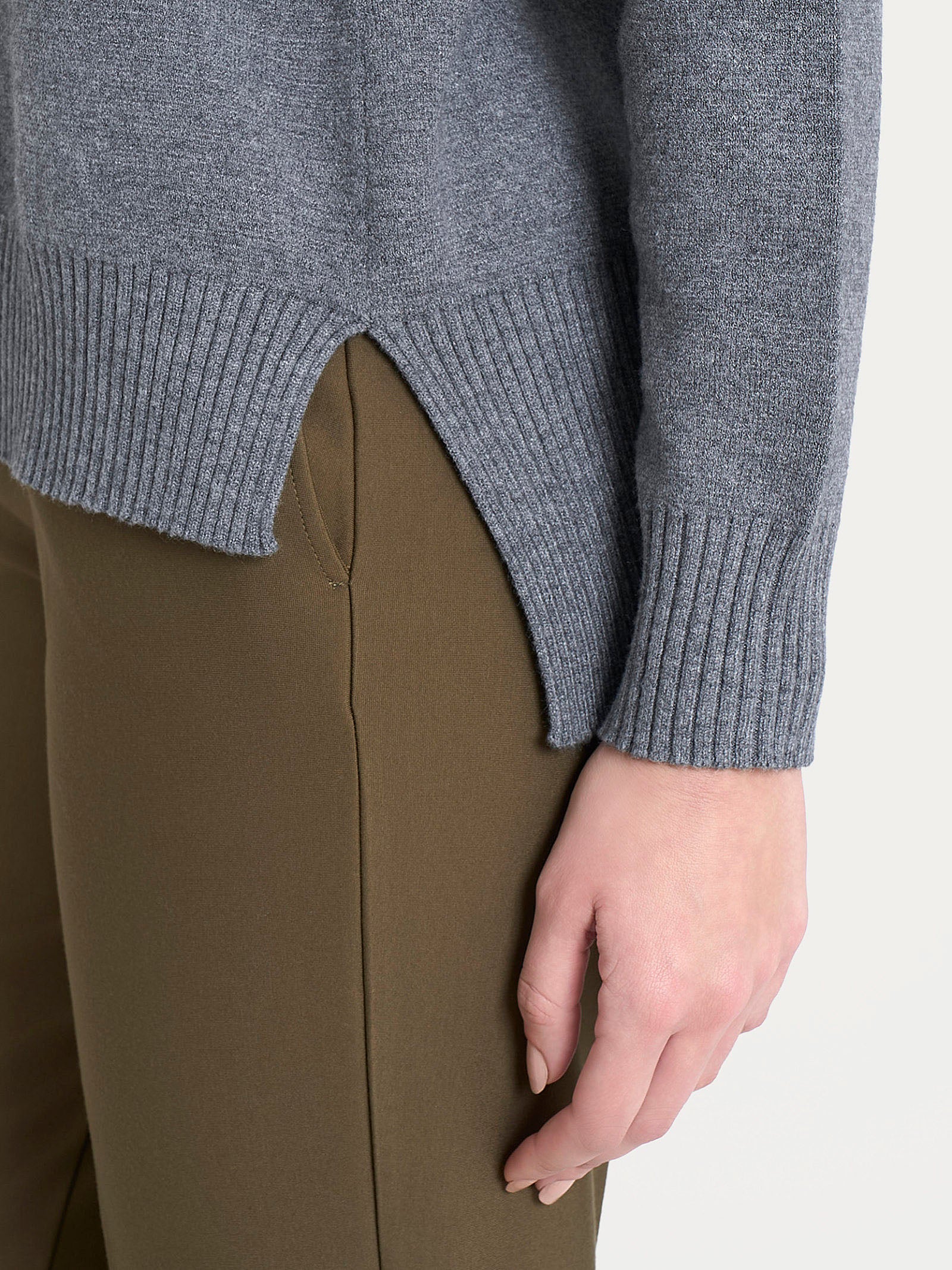 Maglia asimmetrica con scollo a V in Super Soft - Ferro Mel. - Image 3