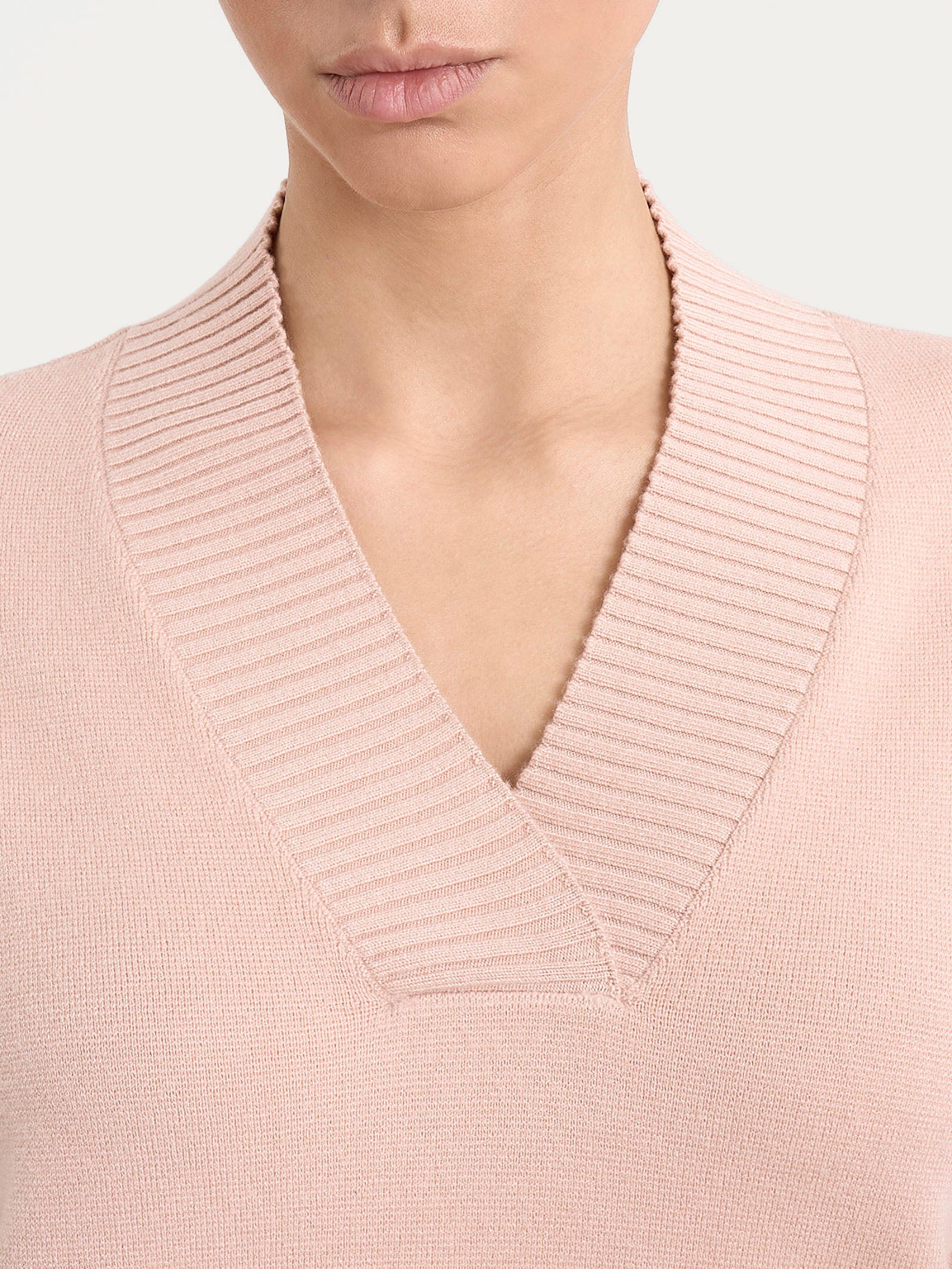 Maglia asimmetrica con scollo a V in Super Soft - Cameo Rose - Image 3