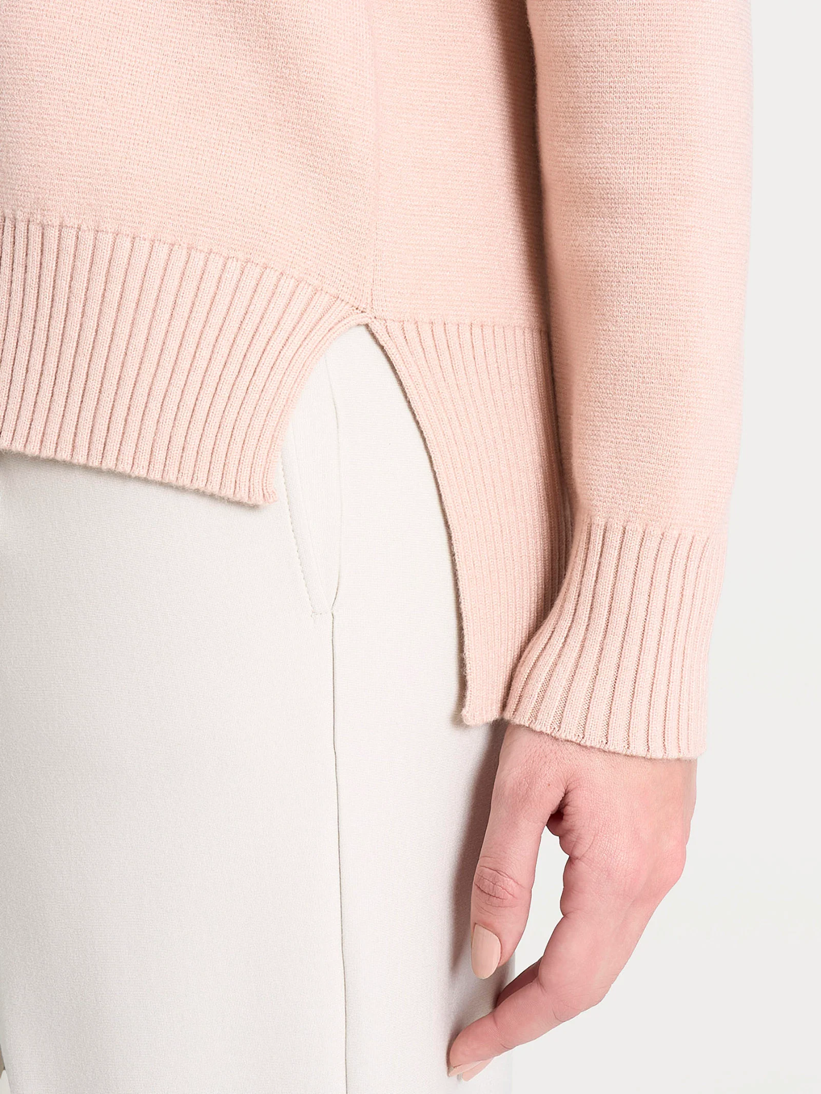 Maglia asimmetrica con scollo a V in Super Soft - Cameo Rose - Image 4