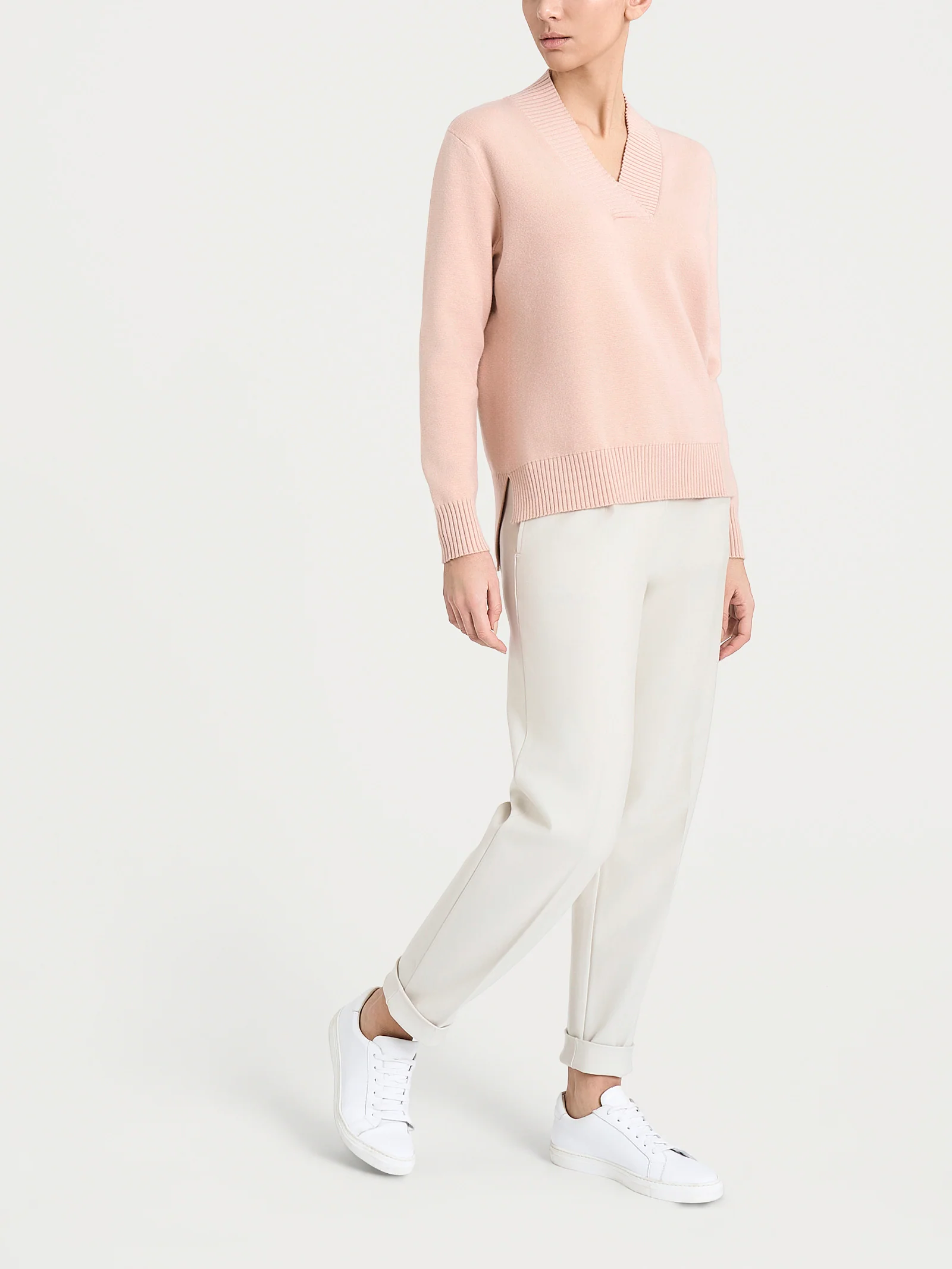 Maglia asimmetrica con scollo a V in Super Soft - Cameo Rose - Image 5