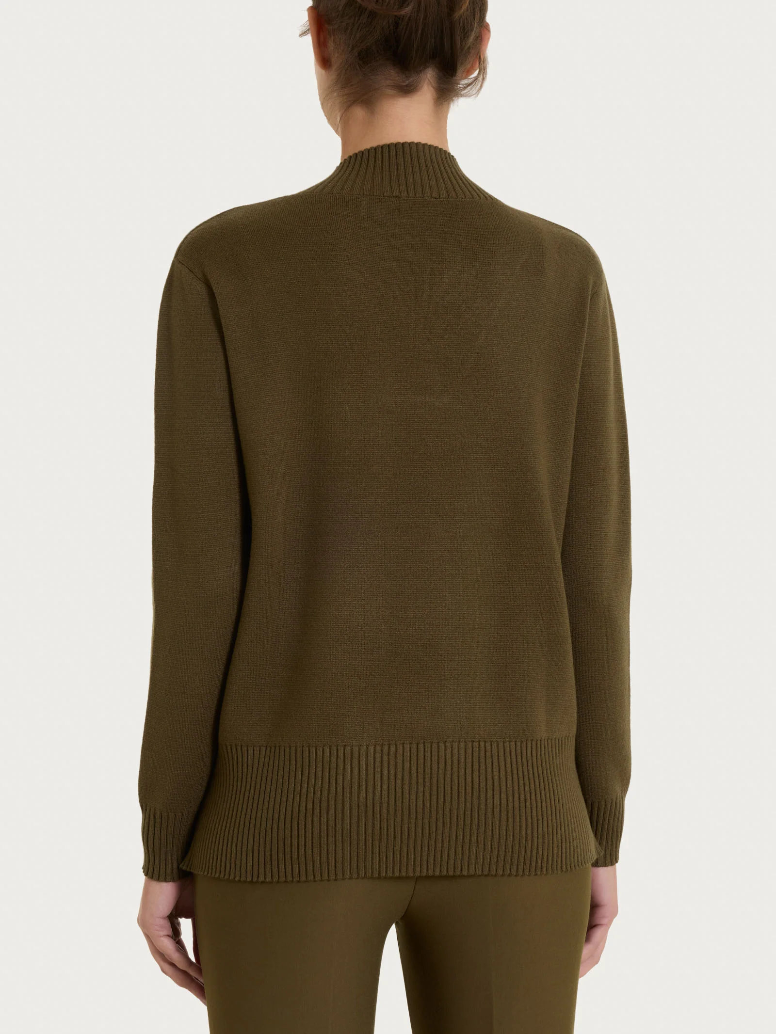 Maglia asimmetrica con scollo a V in Super Soft - Dark Olive - Image 2