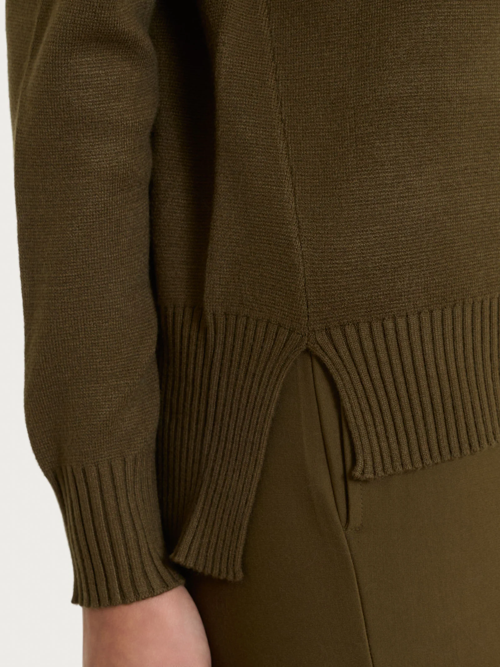 Maglia asimmetrica con scollo a V in Super Soft - Dark Olive - Image 3