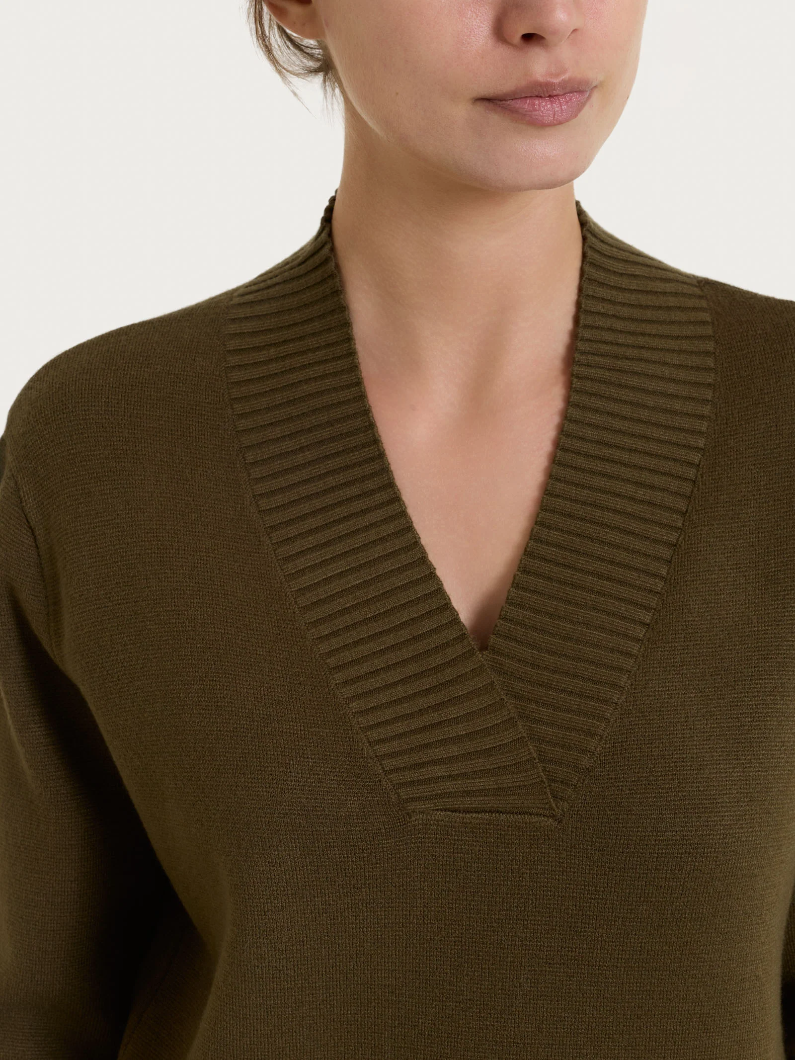 Maglia asimmetrica con scollo a V in Super Soft - Dark Olive - Image 4