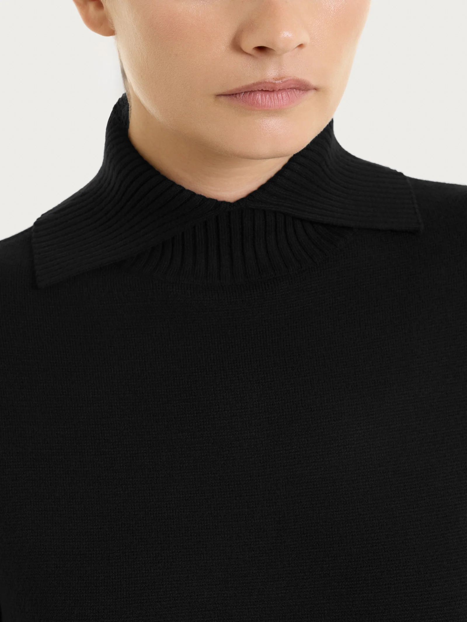 Maglia con collo alto con spacco in Super Soft - Nero - Image 3