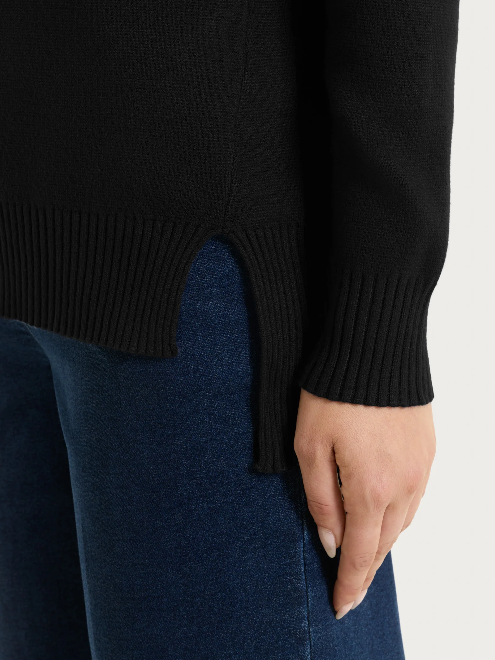 Maglia con collo alto con spacco in Super Soft - Nero - Image 4