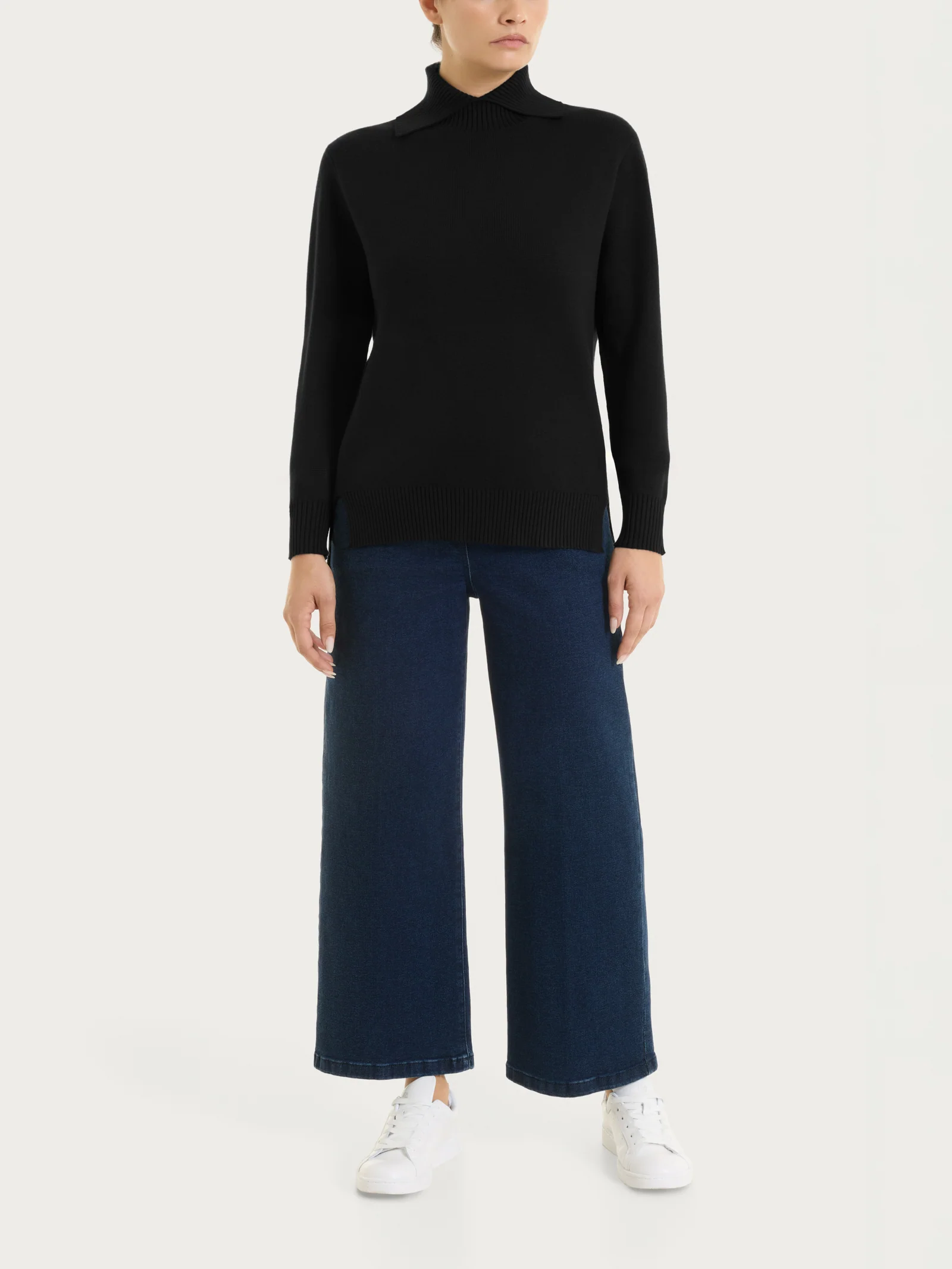 Maglia con collo alto con spacco in Super Soft - Nero - Image 5