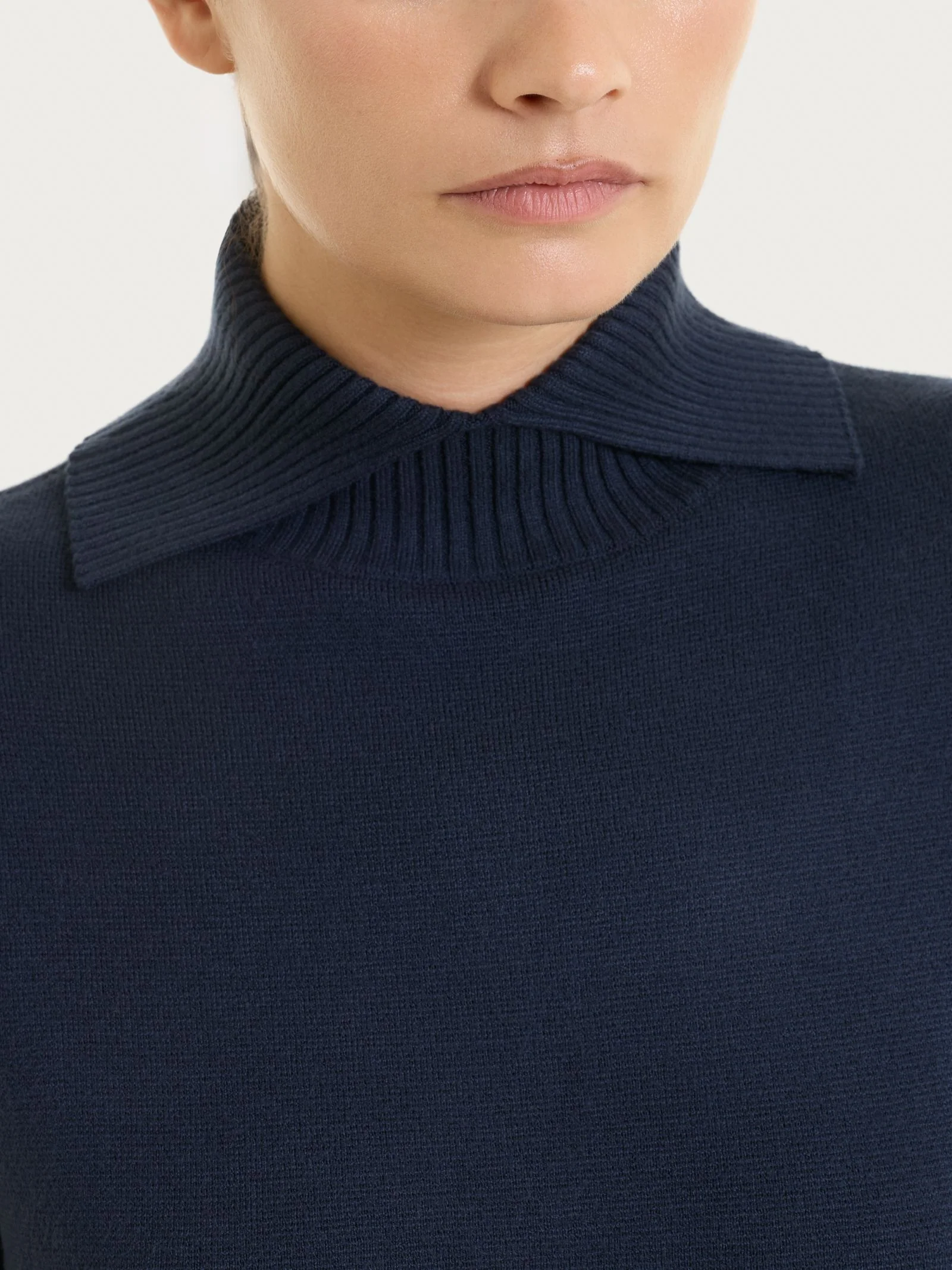 Maglia con collo alto con spacco in Super Soft - Bleu - Image 3