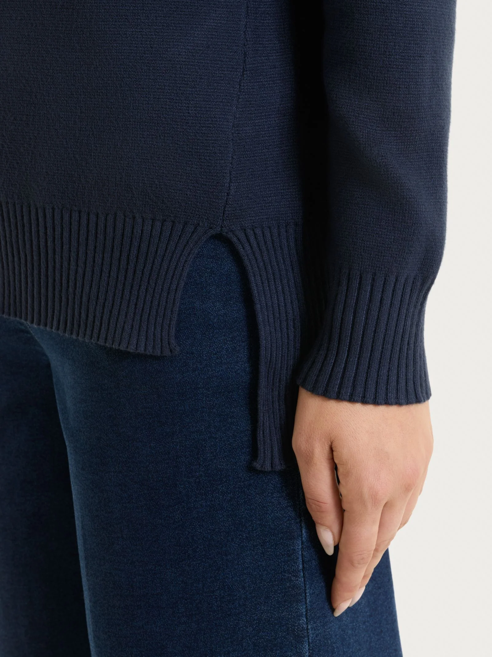 Maglia con collo alto con spacco in Super Soft - Bleu - Image 4