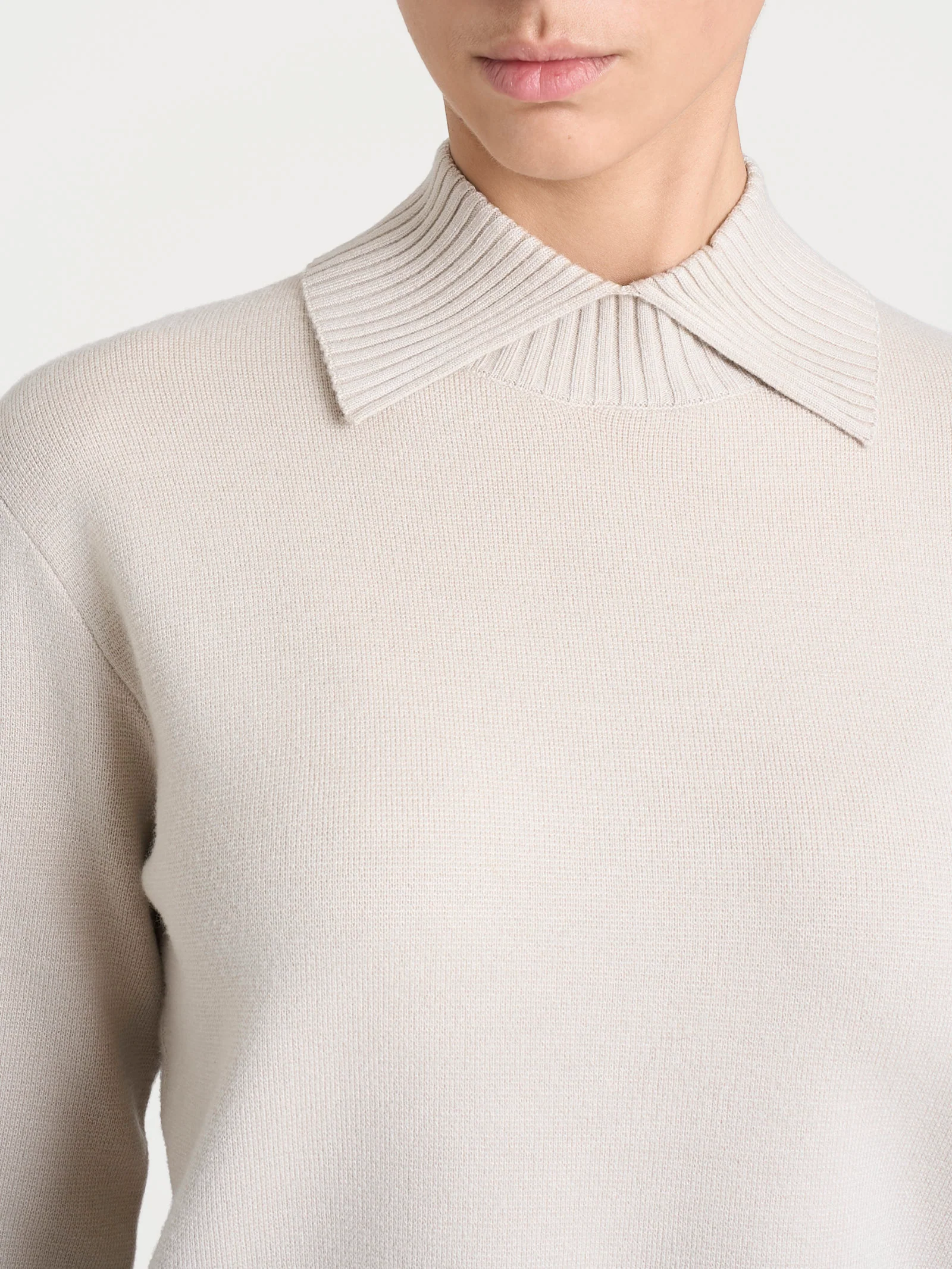 Maglia con collo alto con spacco in Super Soft - Champignon - Image 4