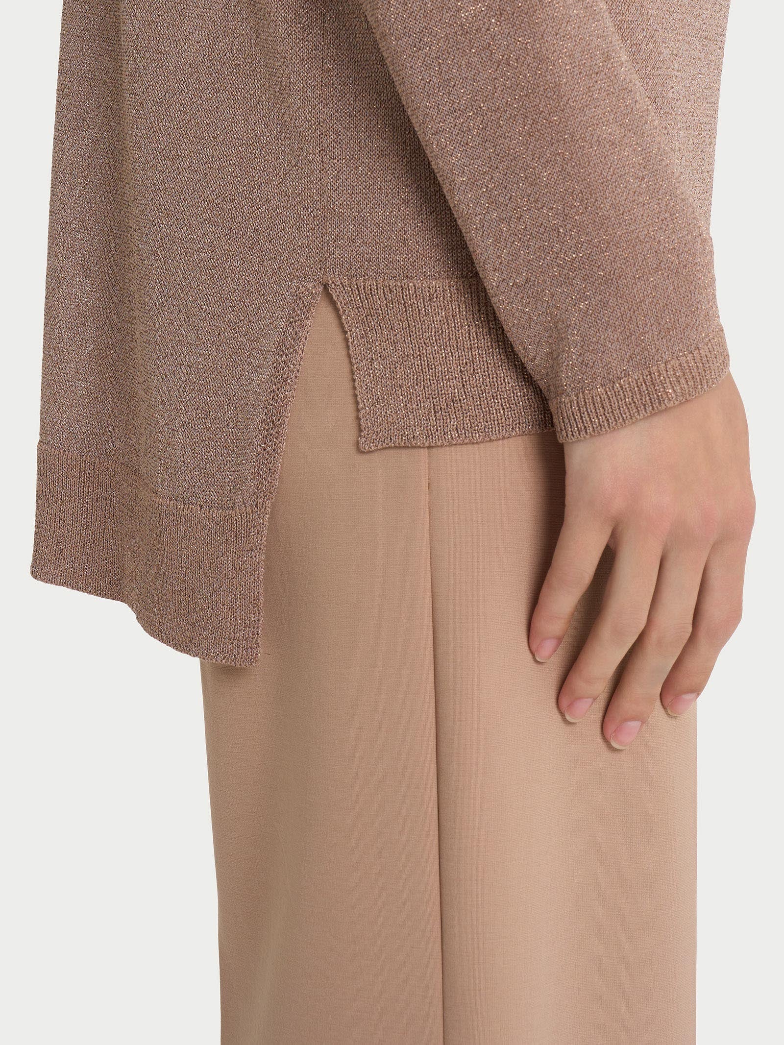 Maglia con scollo a V e manica lunga in Crêpe Lurex - Warm Taupe - Image 3