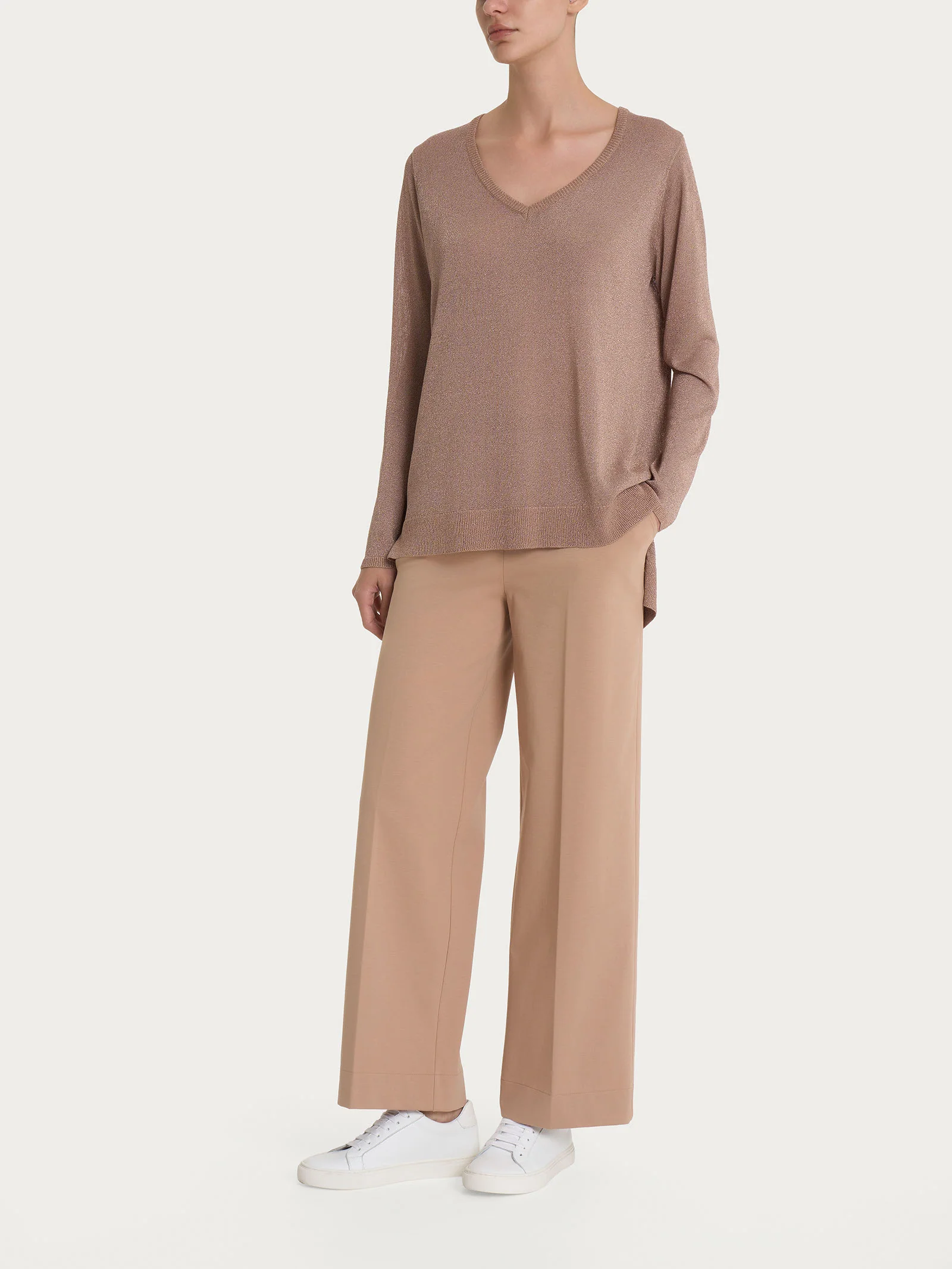 Maglia con scollo a V e manica lunga in Crêpe Lurex - Warm Taupe - Image 4