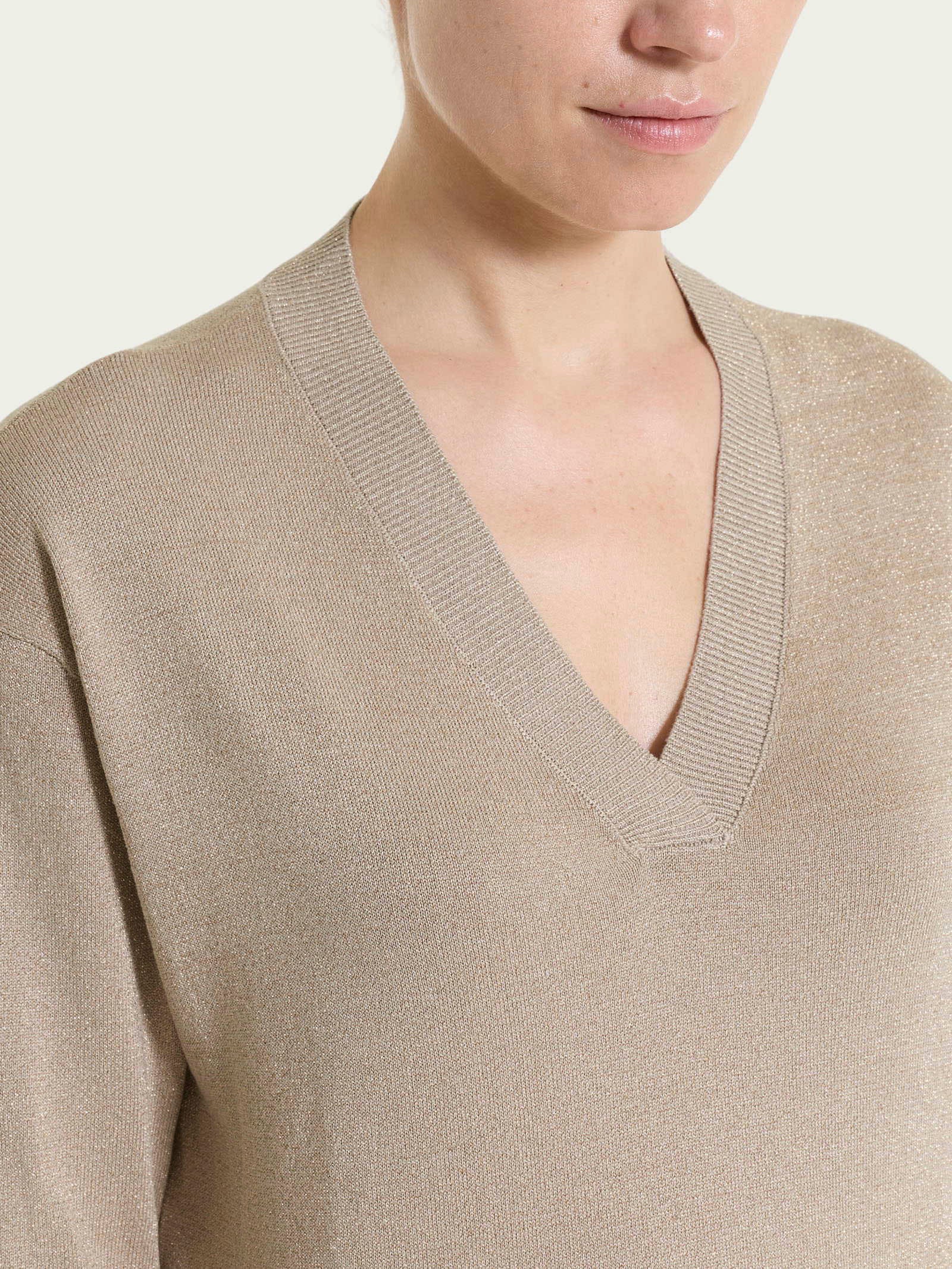 Maglia con scollo a V in Lurex Summertime - Crockery - Image 3