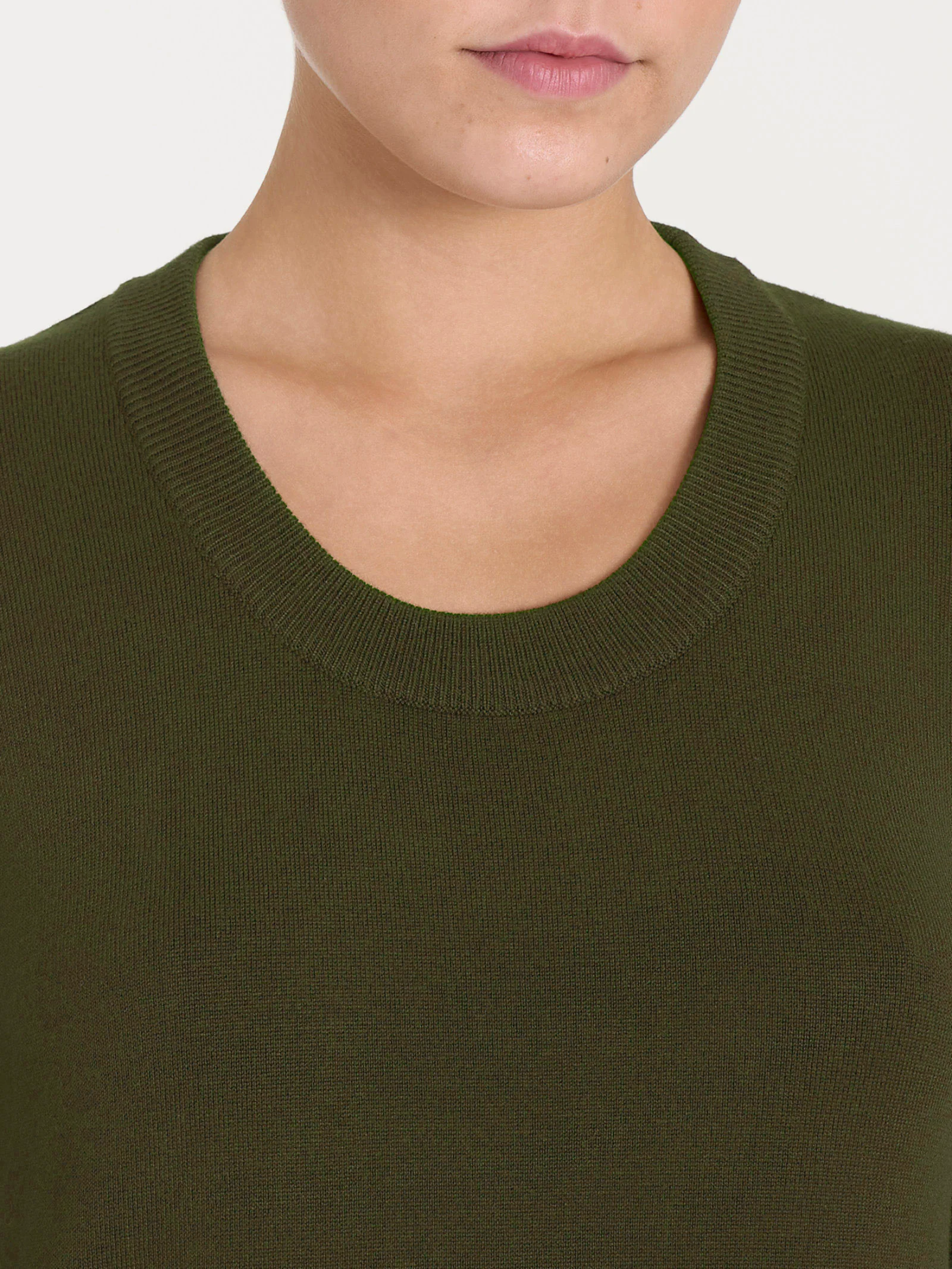 Maglia con scollo madonna Four Seasons - Dark Olive - Image 3