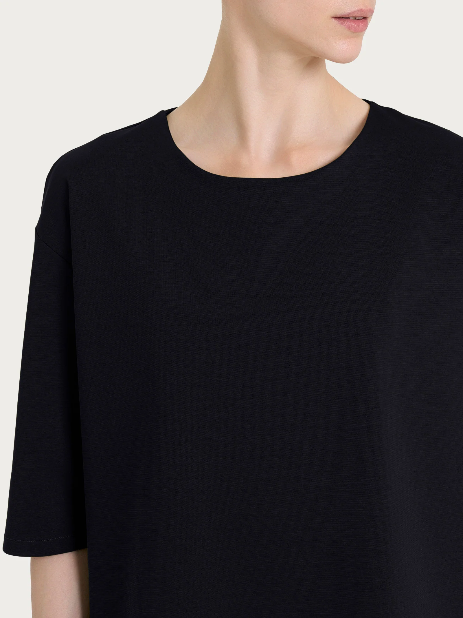 Maglia corta girocollo in Compact Light - Nero - Image 3