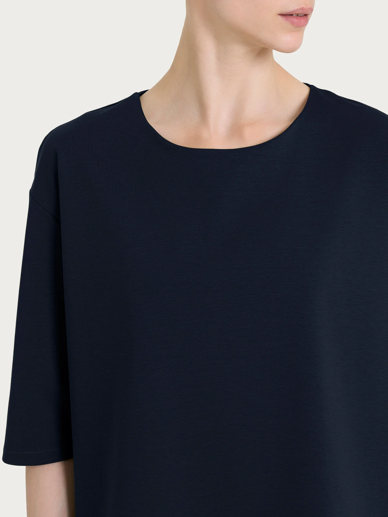 Maglia corta girocollo in Compact Light - Bleu - Image 3
