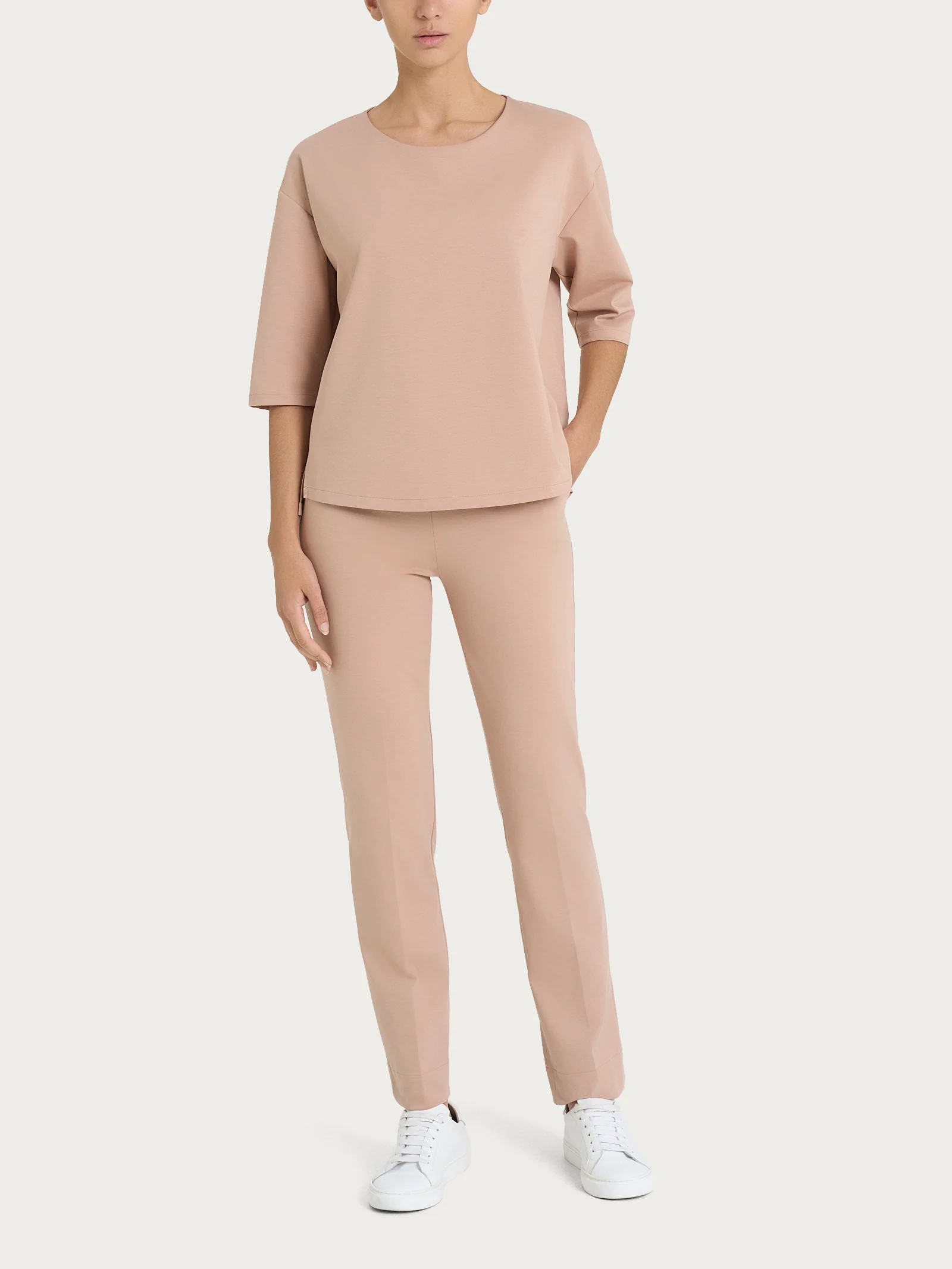 Maglia corta girocollo in Compact Light - Warm Taupe - Image 4