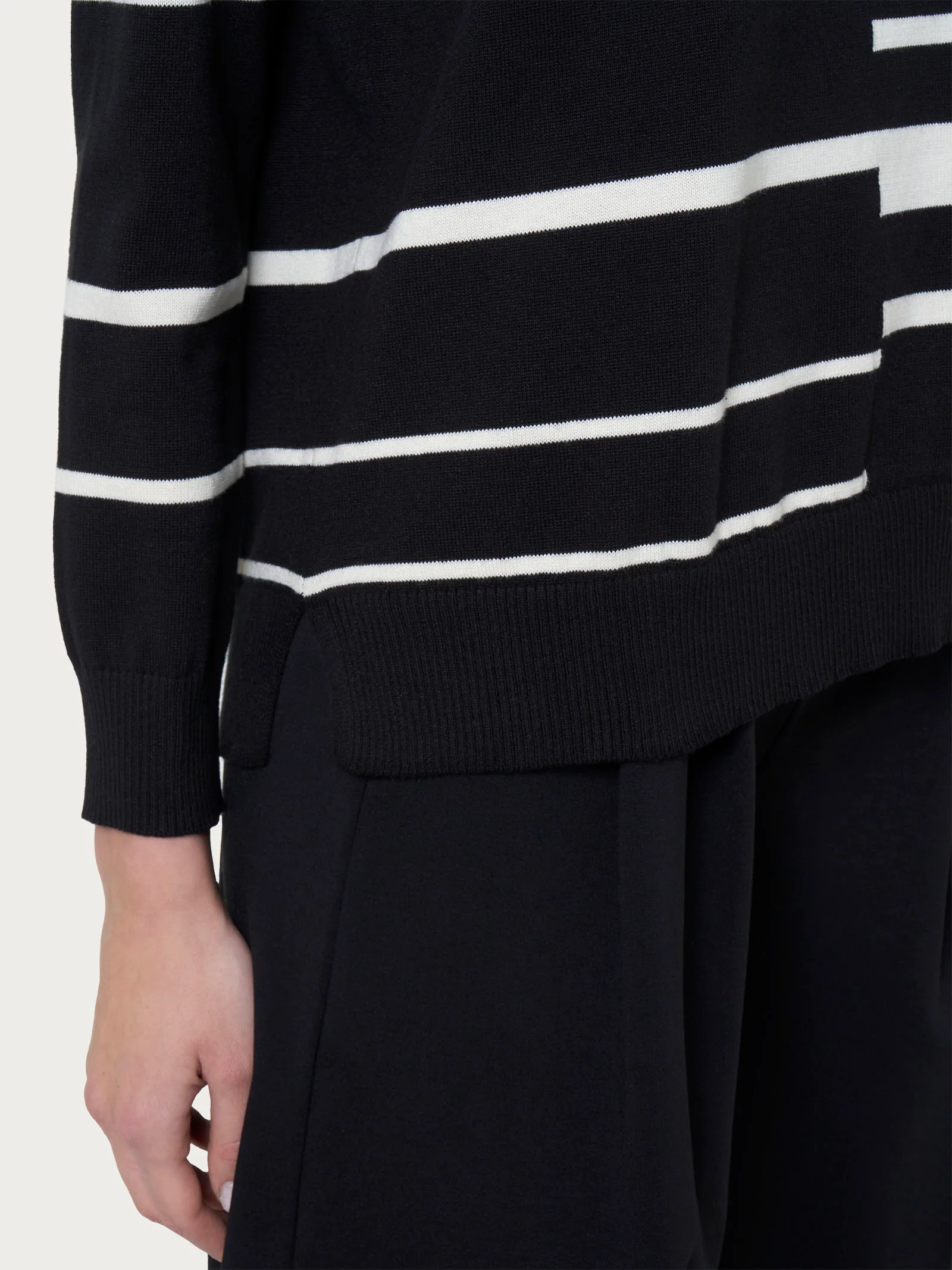 Maglia girocollo a righe sfalsate Four Seasons - Fant.Nero - Image 3