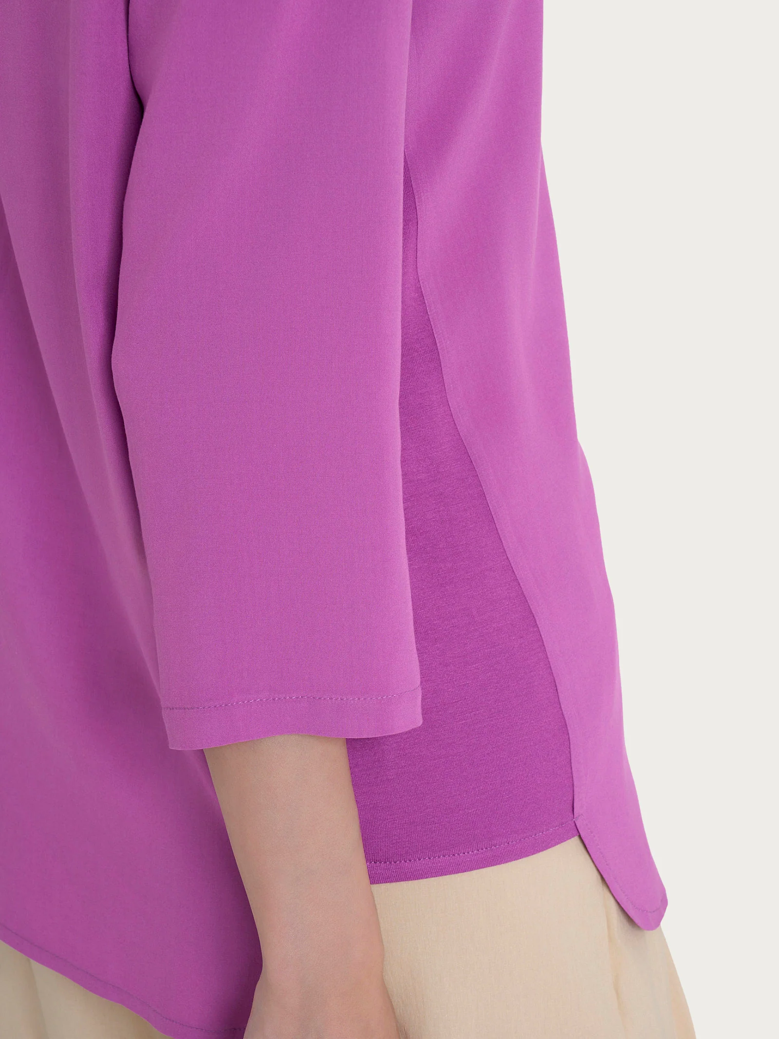 Maglia girocollo con inserto laterale in Misto Viscosa - Cattleya Orchid - Image 3