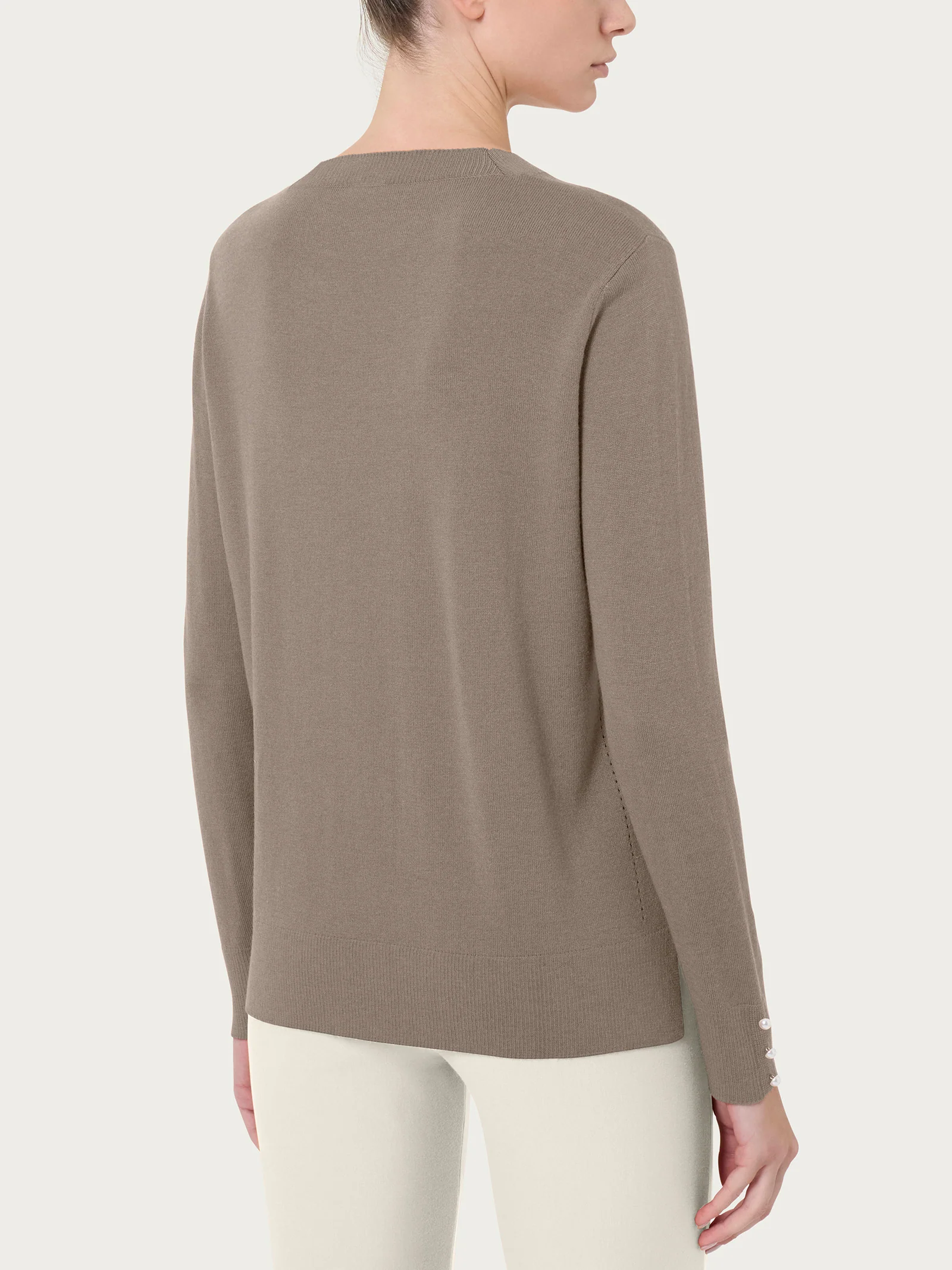Maglia girocollo con perline in Merino Soft - Weathered Teak - Image 2