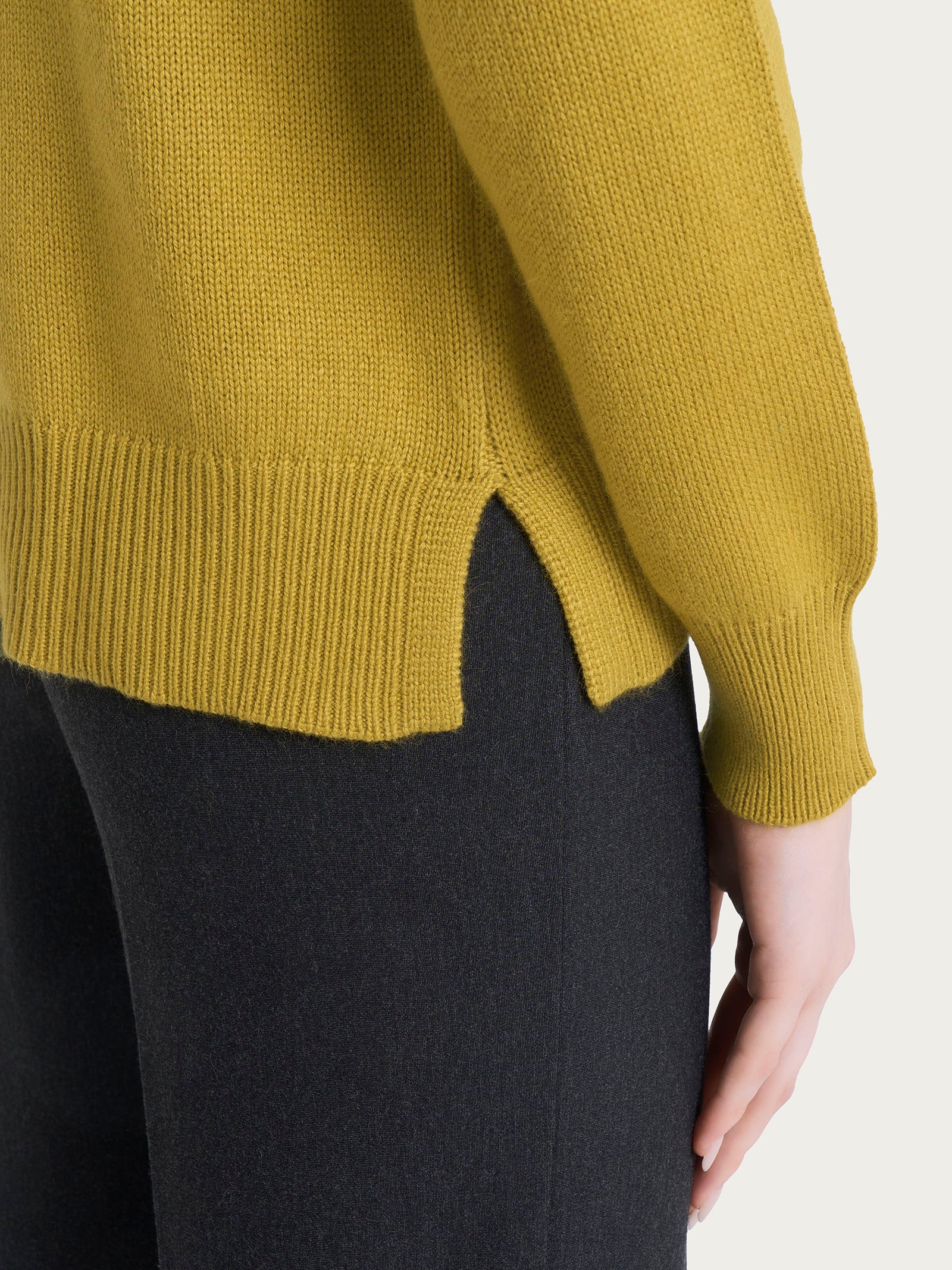 Maglia girocollo tinta unita in Natural Soft - Oil Yellow - Image 3