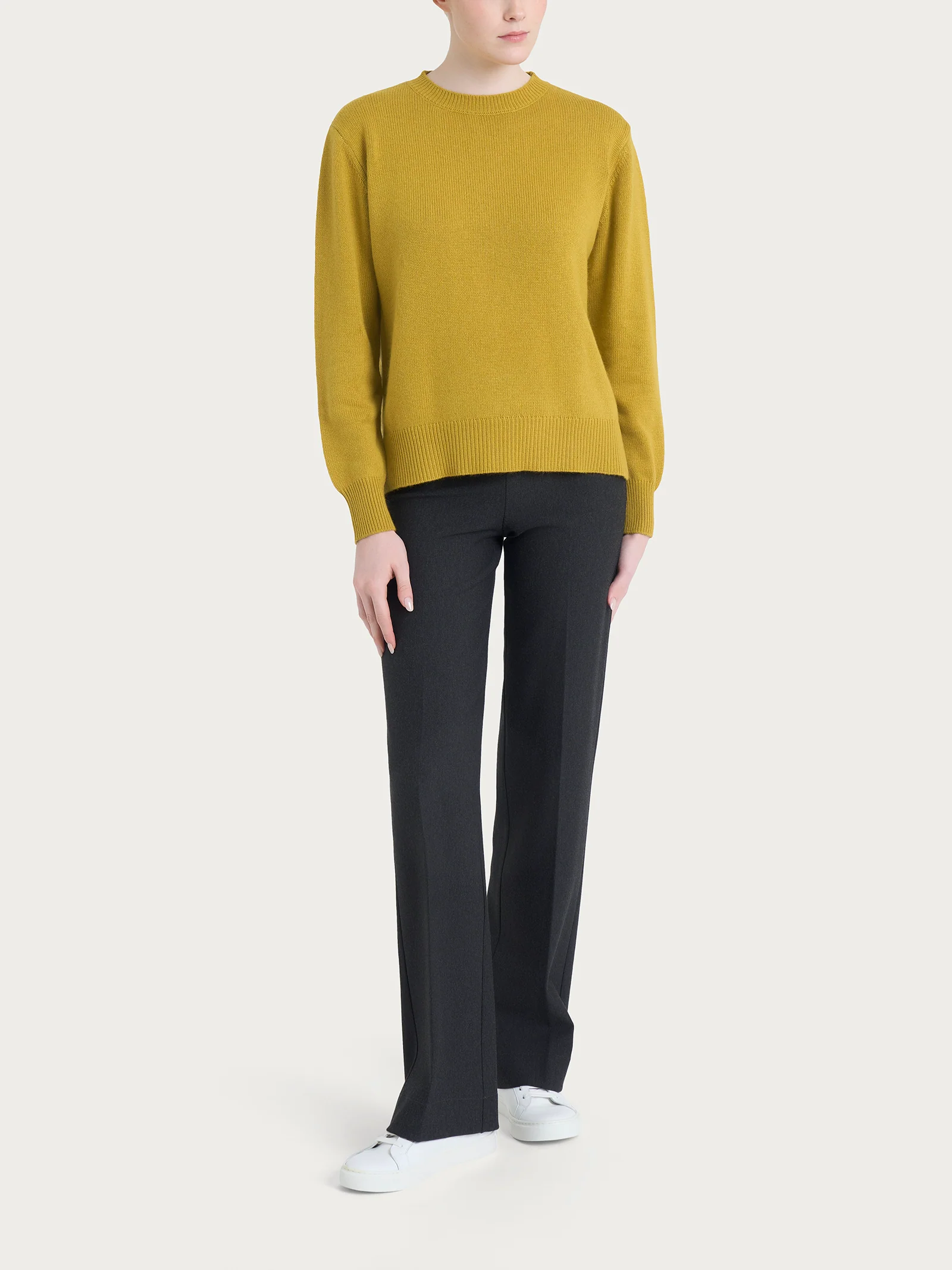 Maglia girocollo tinta unita in Natural Soft - Oil Yellow - Image 4
