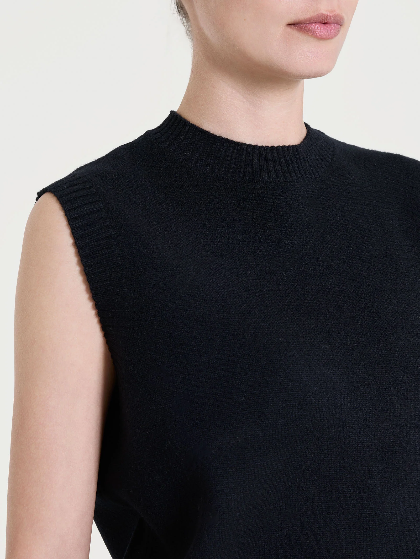 Maglia smanicata in Super Soft - Nero - Image 4