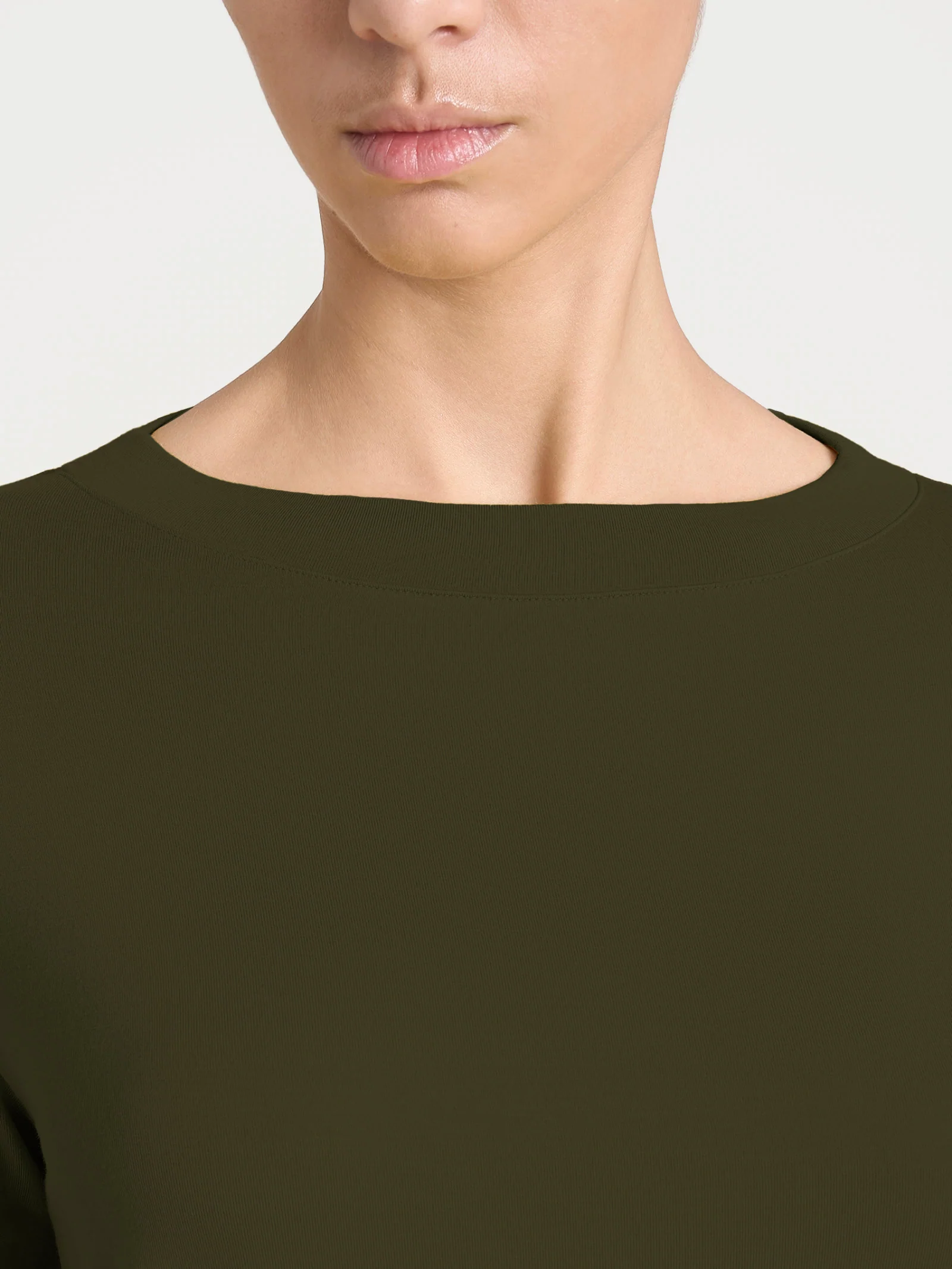 Maglietta con collo a barchetta in Eco Viscosa - Dark Olive - Image 3