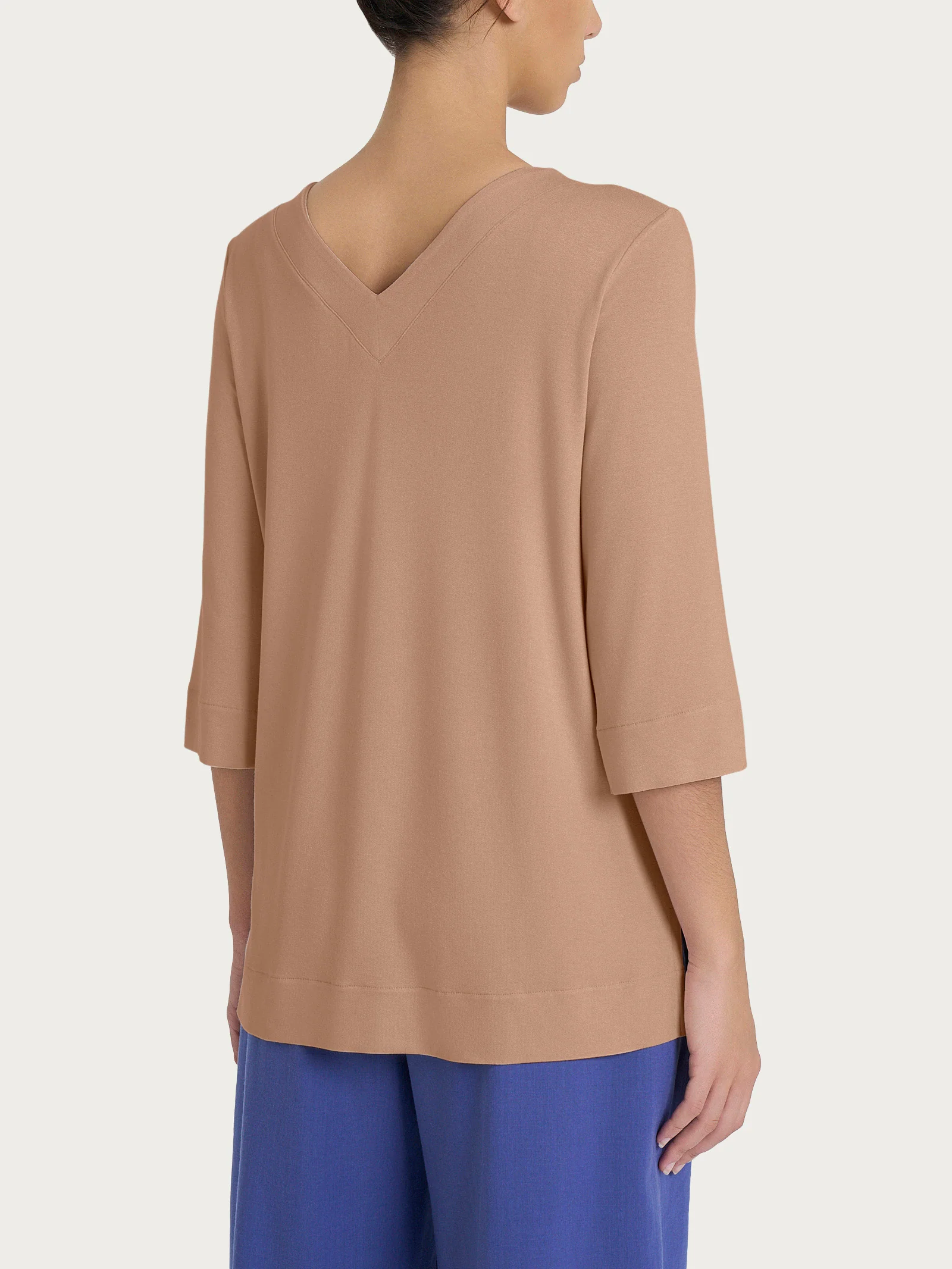 Maglietta con doppio scollo a V in jersey di viscosa crêpe - Warm Taupe - Image 2