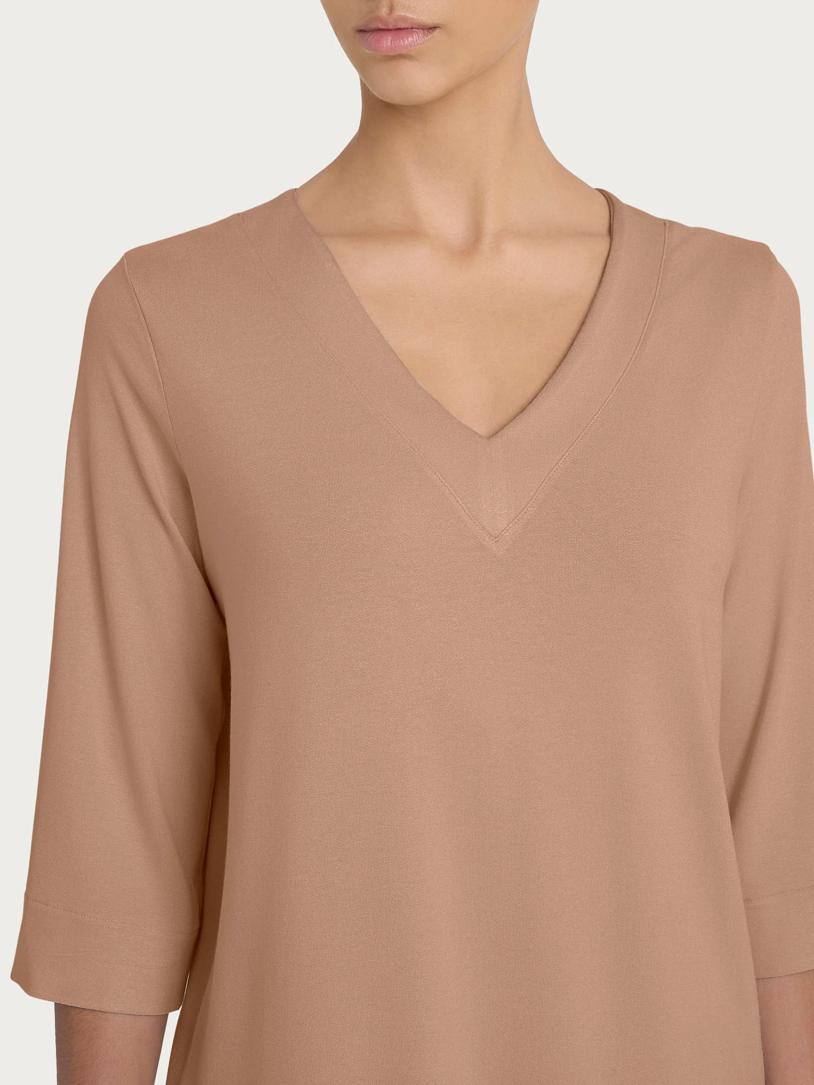 Maglietta con doppio scollo a V in jersey di viscosa crêpe - Warm Taupe - Image 3