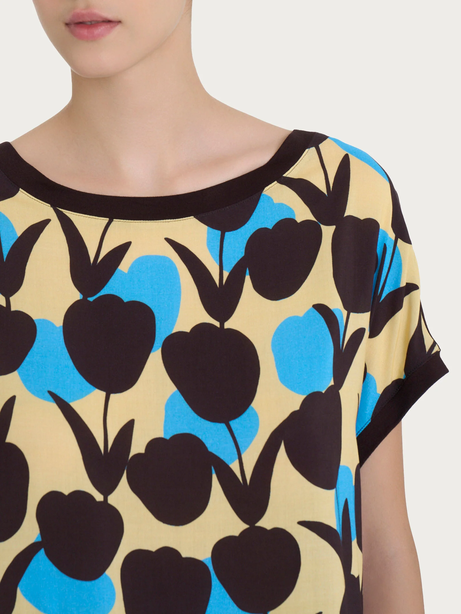 Maglietta con macro tulips pattern in Misto Viscosa - Fant. Azure Blue - Image 3