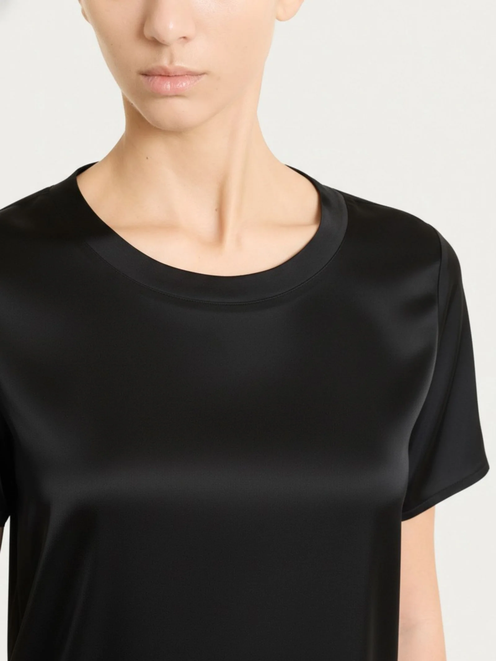 Maglietta con manica corta in Stretch Satin - Nero - Image 3