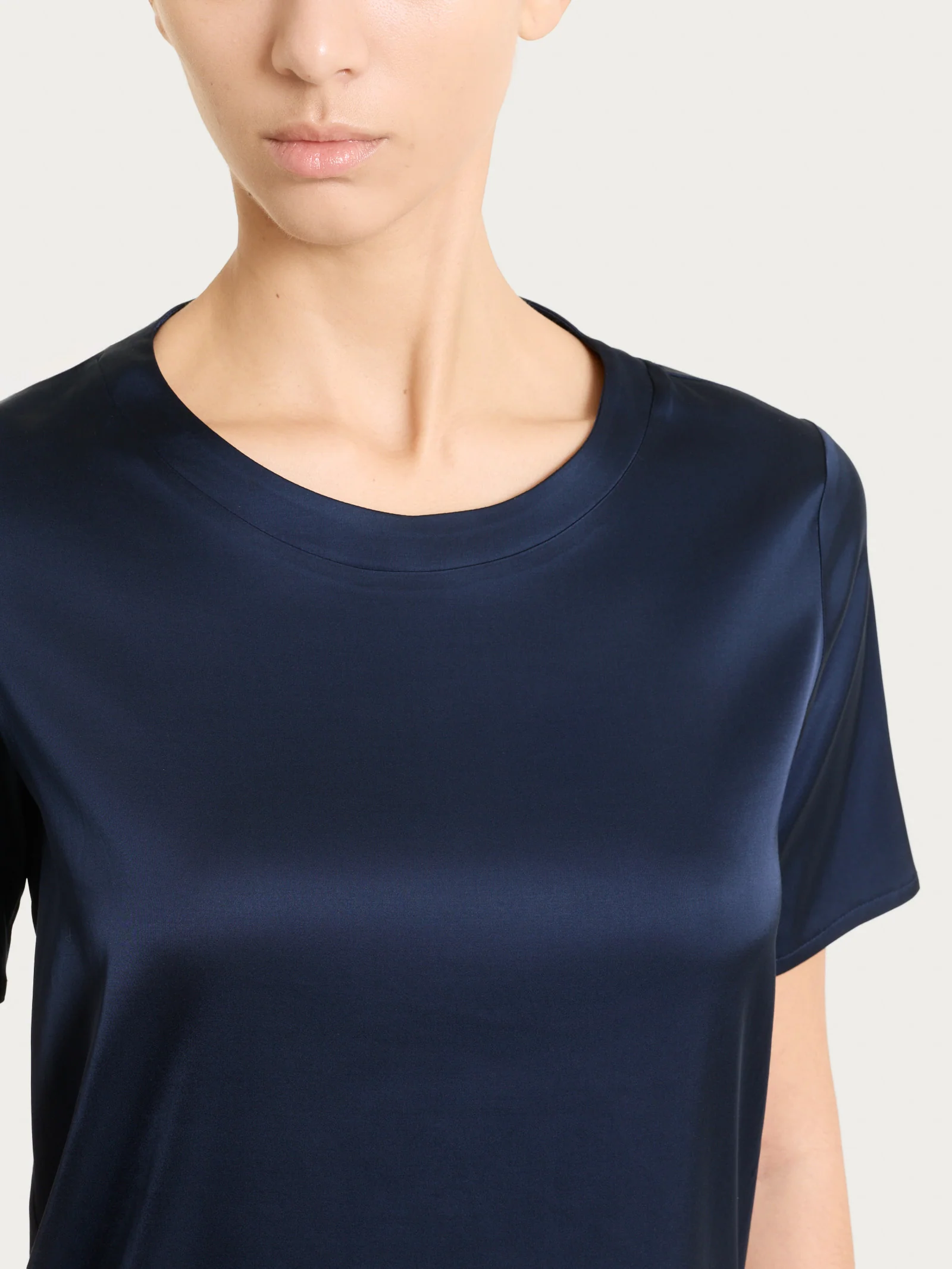 Maglietta con manica corta in Stretch Satin - Bleu - Image 3