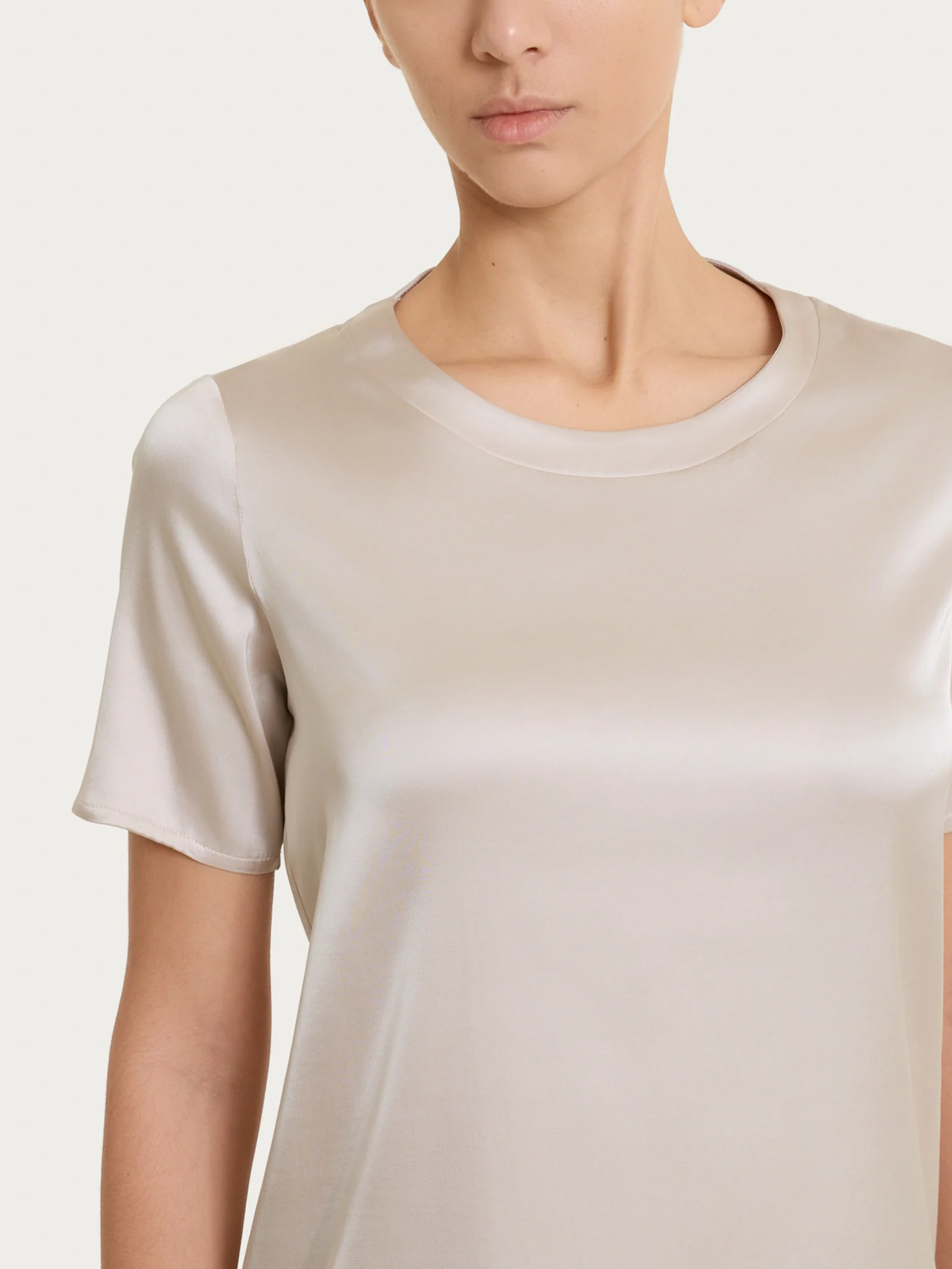 Maglietta con manica corta in Stretch Satin - Champignon - Image 3