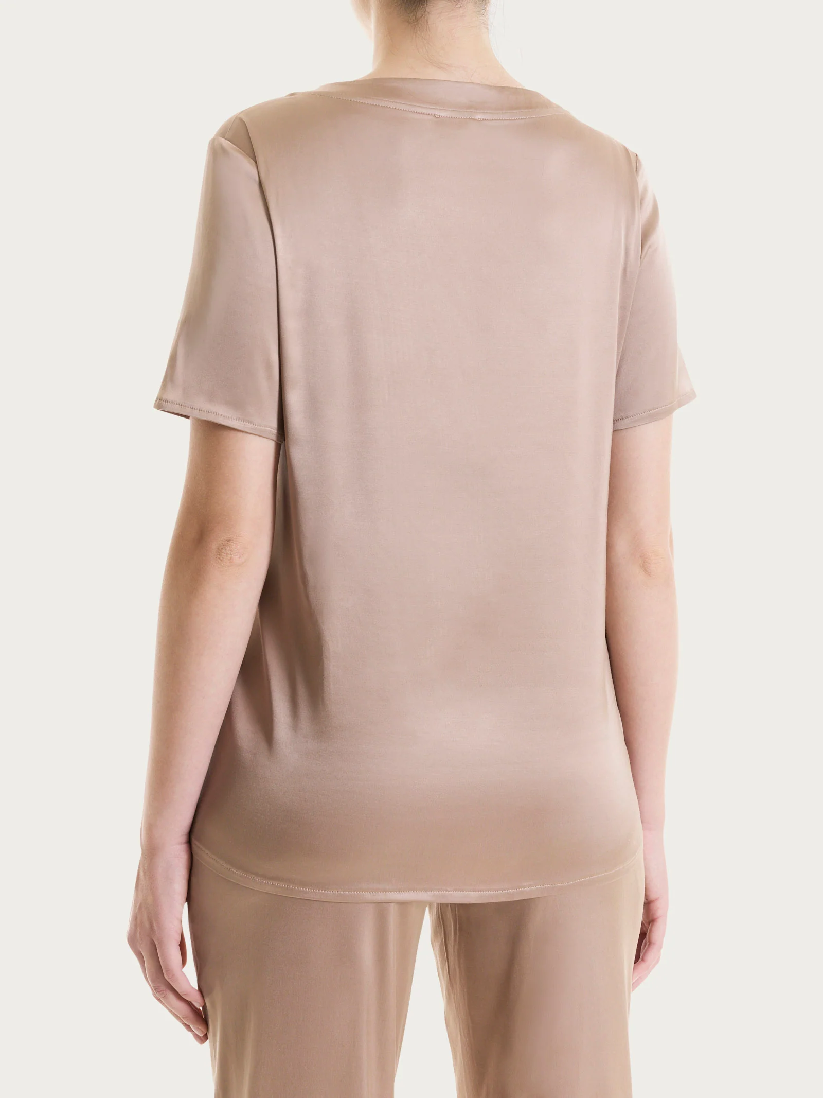 Maglietta con manica corta in Stretch Satin - Warm Taupe - Image 2