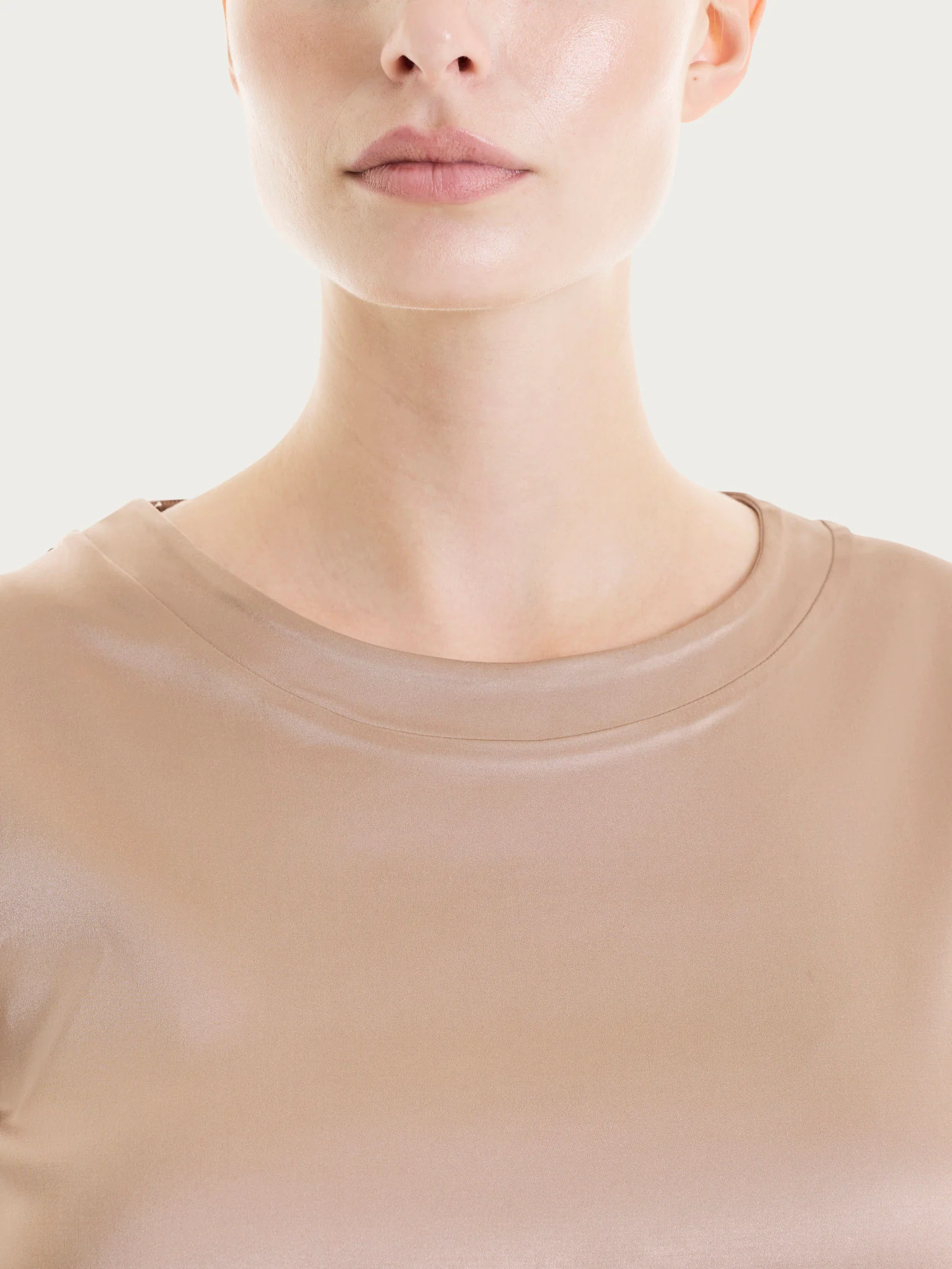 Maglietta con manica corta in Stretch Satin - Warm Taupe - Image 3