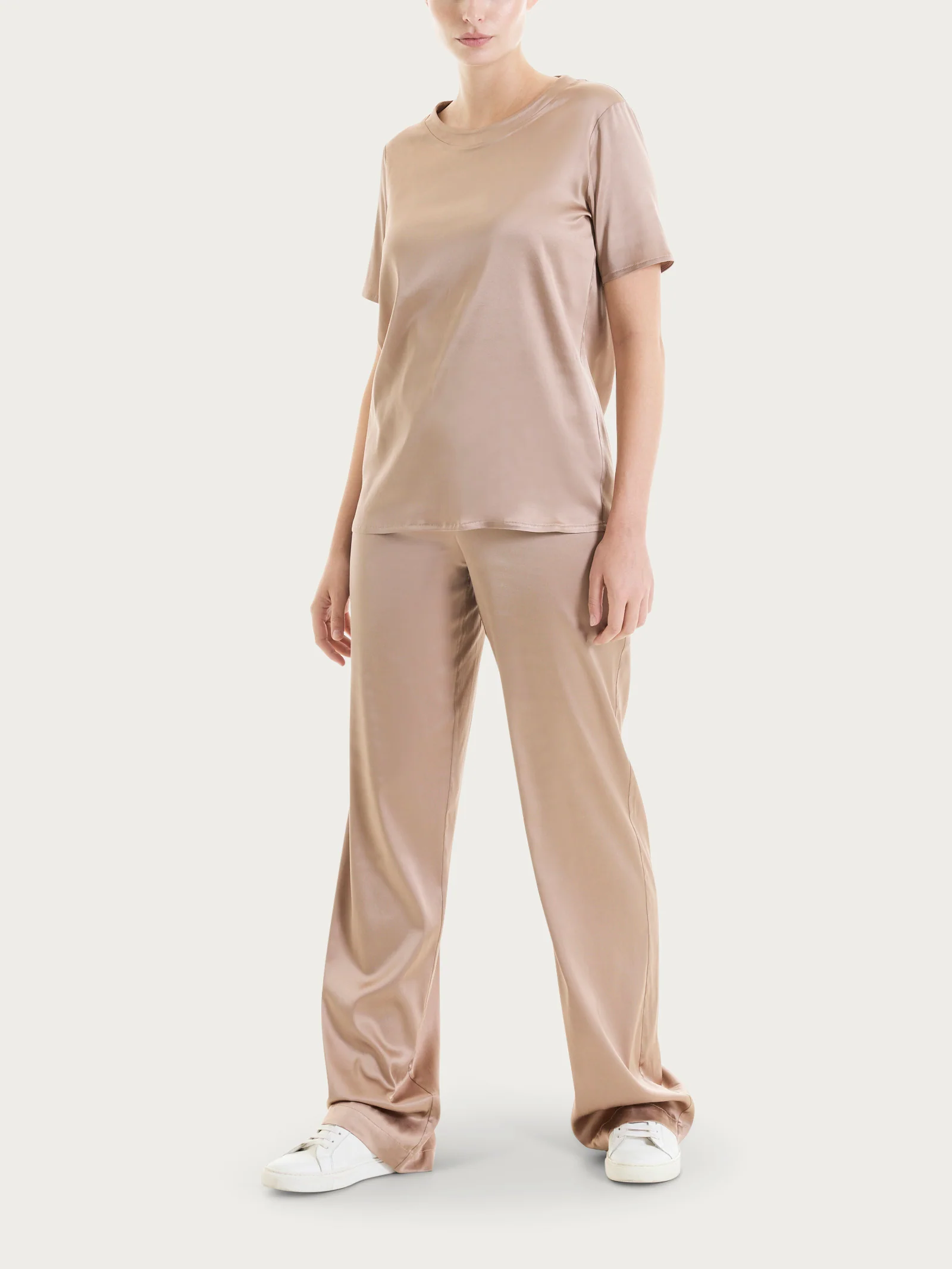Maglietta con manica corta in Stretch Satin - Warm Taupe - Image 4