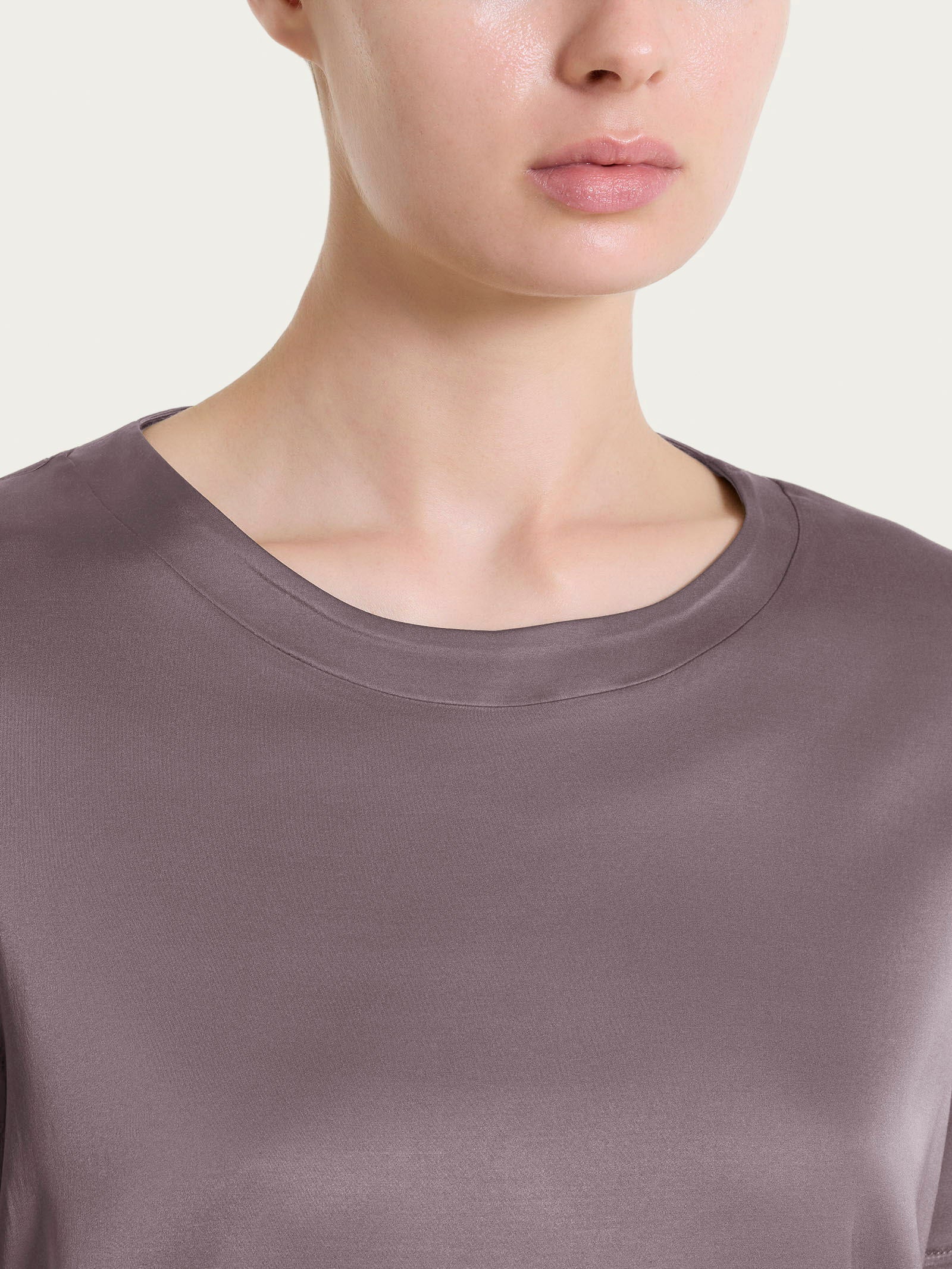 Maglietta con manica corta in Stretch Satin - Plum Truffle - Image 3