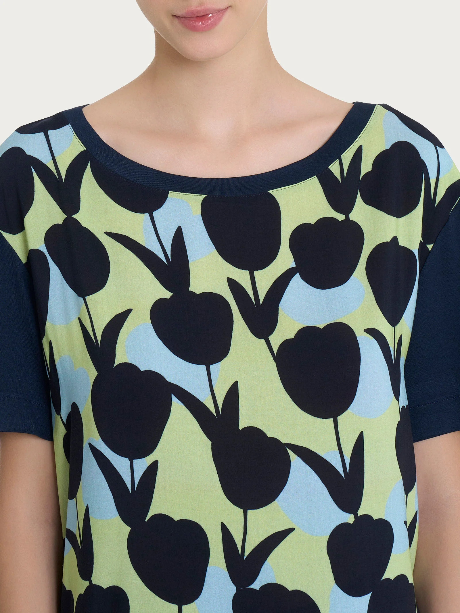Maglietta con scollo a barchetta e tulips pattern in Misto Viscosa - Fant. Shadow Lime - Image 3