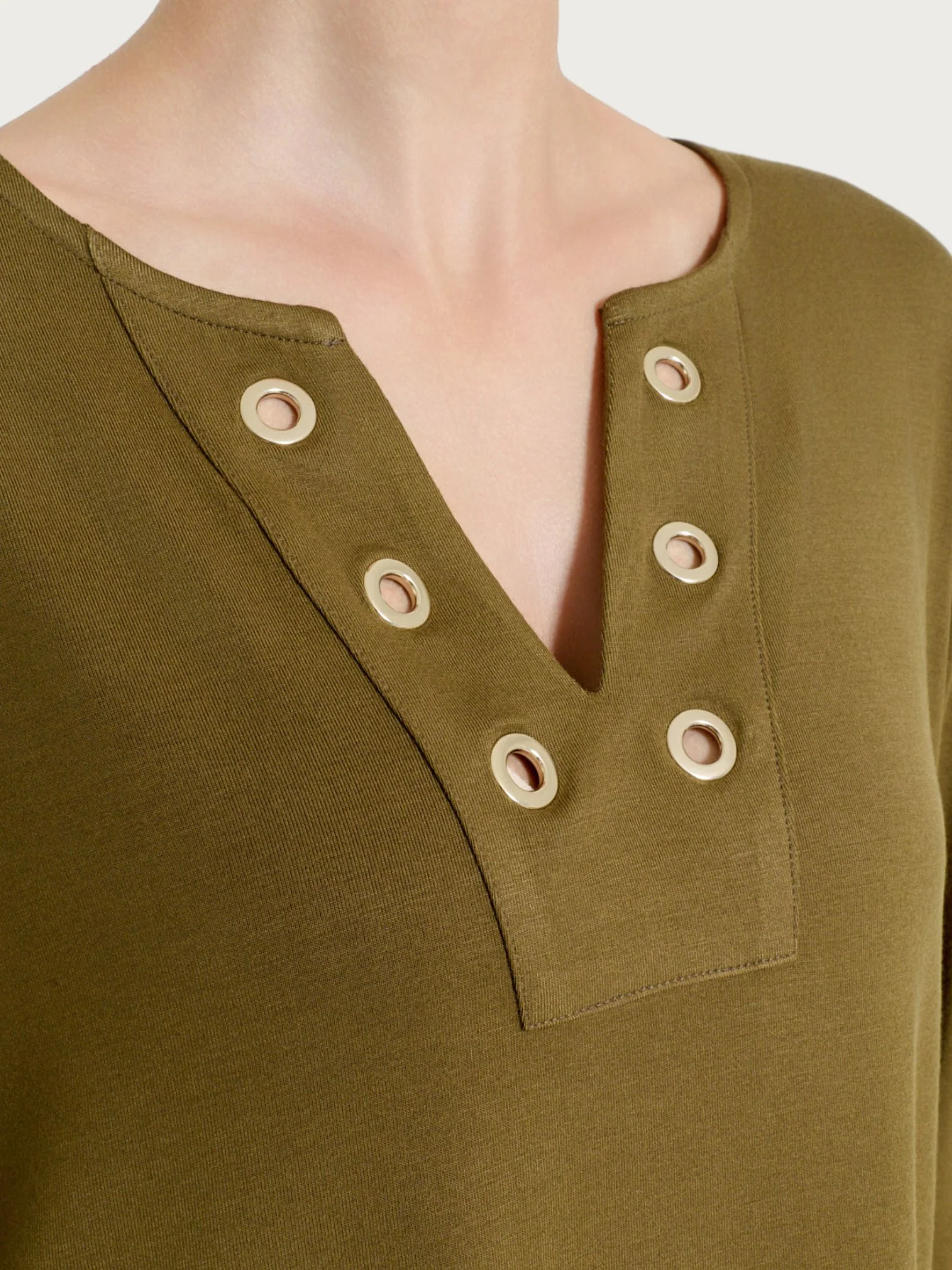 Maglietta con scollo a V e occhielli in Viscosa Summer  - Dark Olive - Image 3