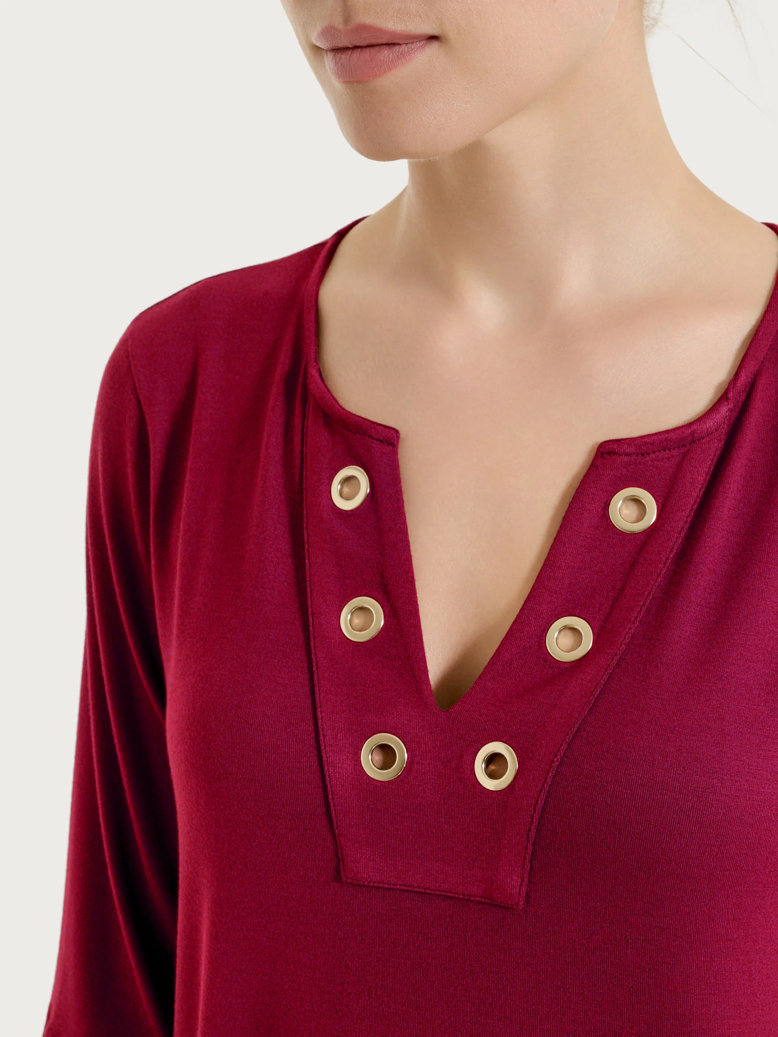 Maglietta con scollo a V e occhielli in Viscosa Summer  - Beet Red - Image 3