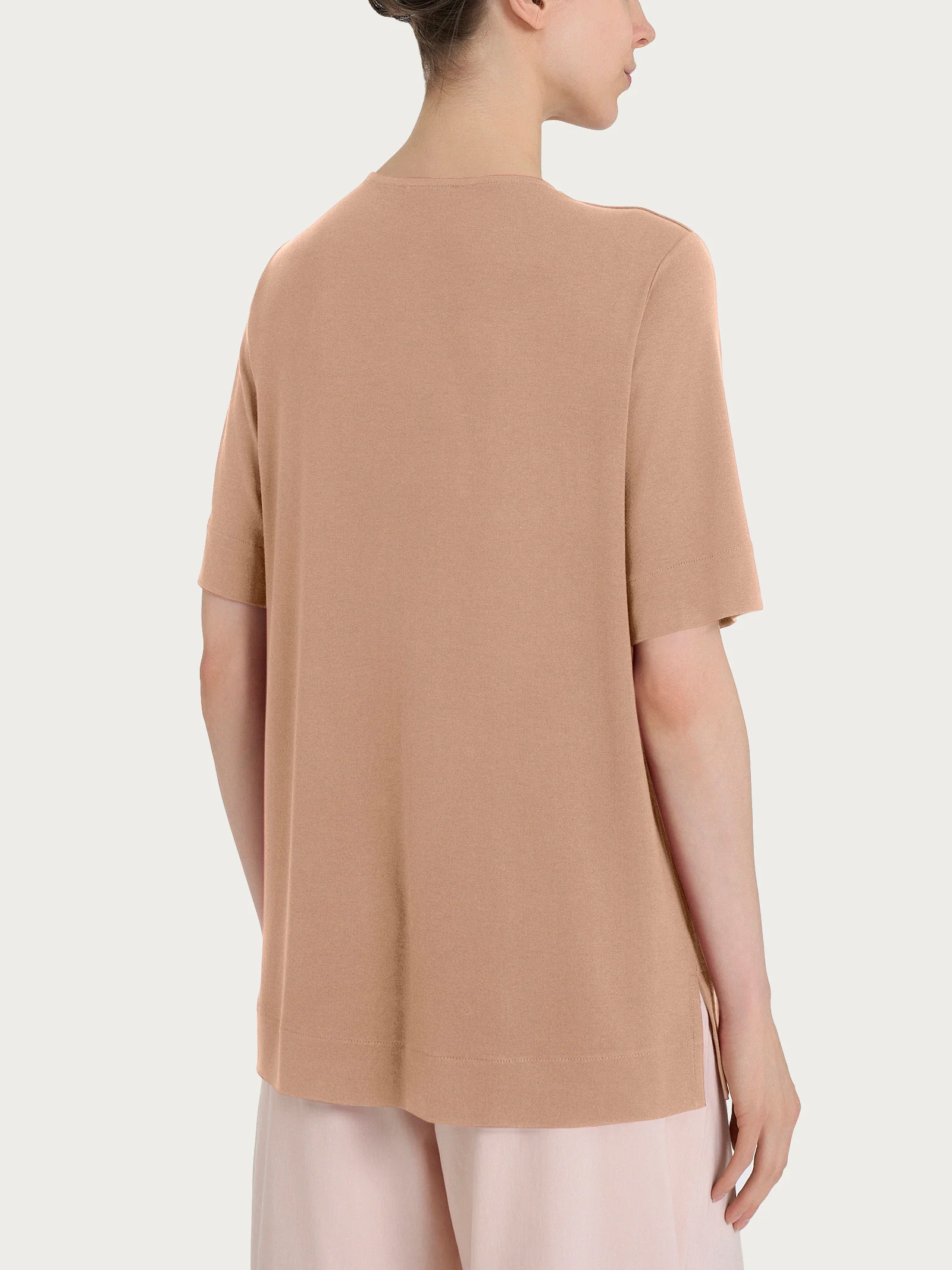 Maglietta con scollo a V in jersey di viscosa crêpe - Warm Taupe - Image 2